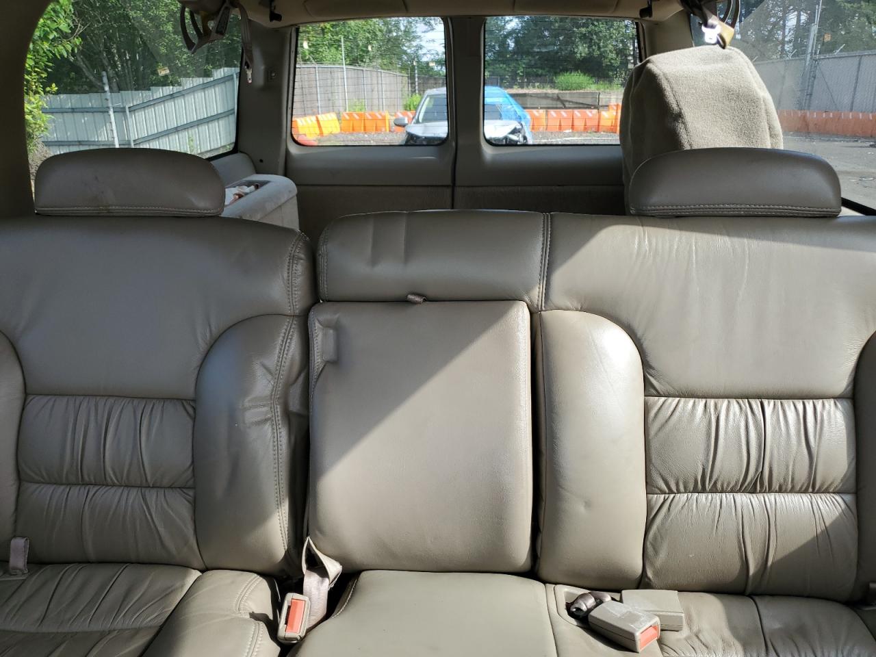 1997 Chevrolet Suburban K1500 White vin: 3GNFK16R5VG153385