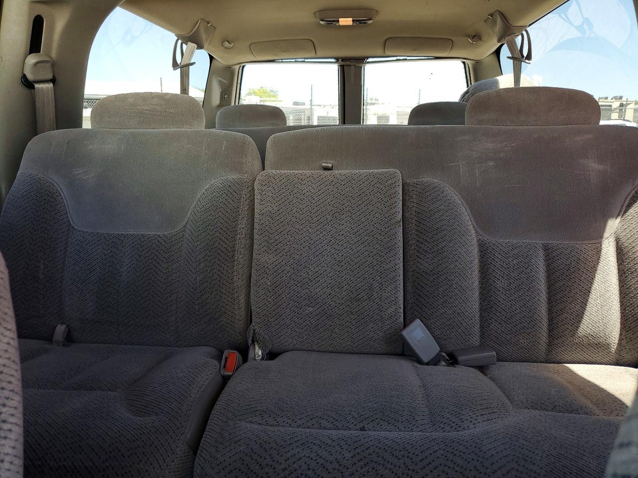 1999 Chevrolet Suburban K1500 Silver vin: 3GNFK16R6XG105672