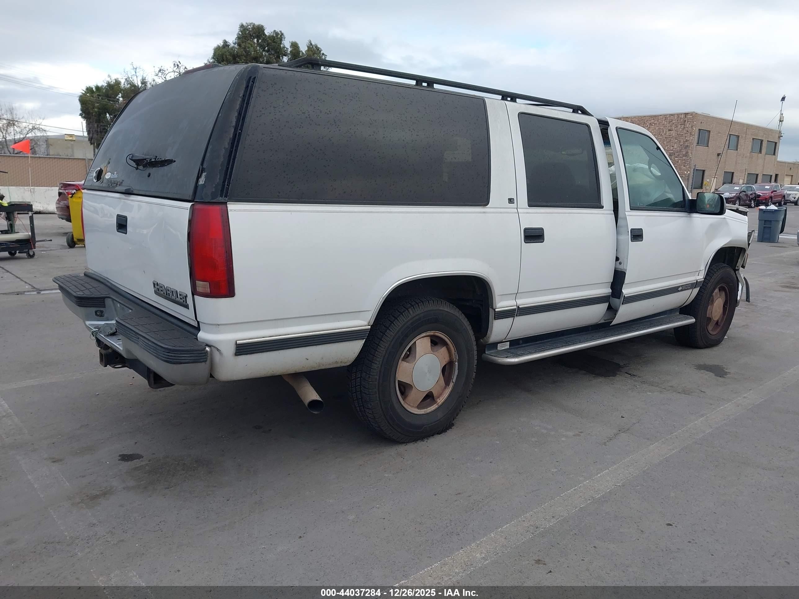 1997 Chevrolet Suburban 1500   White vin: 3GNFK16R7VG129024