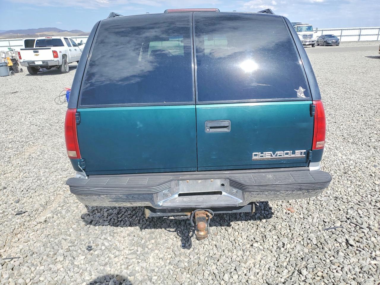 1997 Chevrolet Suburban K1500 Green vin: 3GNFK16R8VG117402