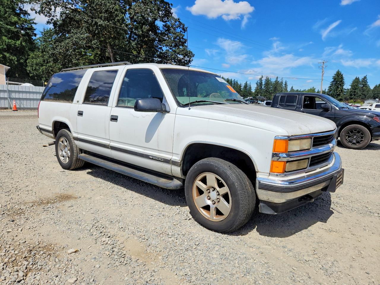 1999 Chevrolet Suburban K1500 White vin: 3GNFK16R8XG127205