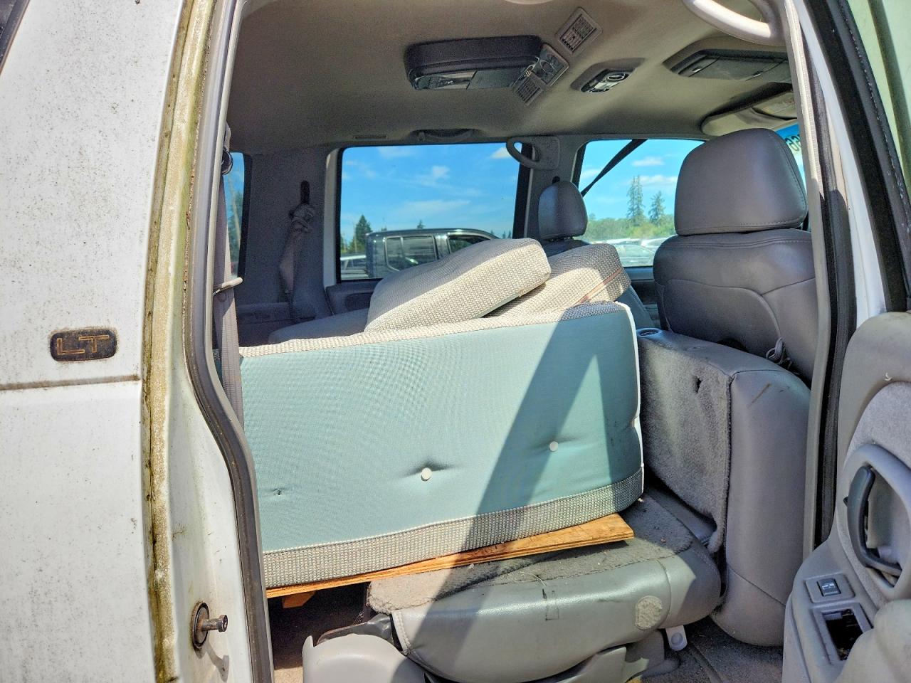1999 Chevrolet Suburban K1500 White vin: 3GNFK16R8XG127205