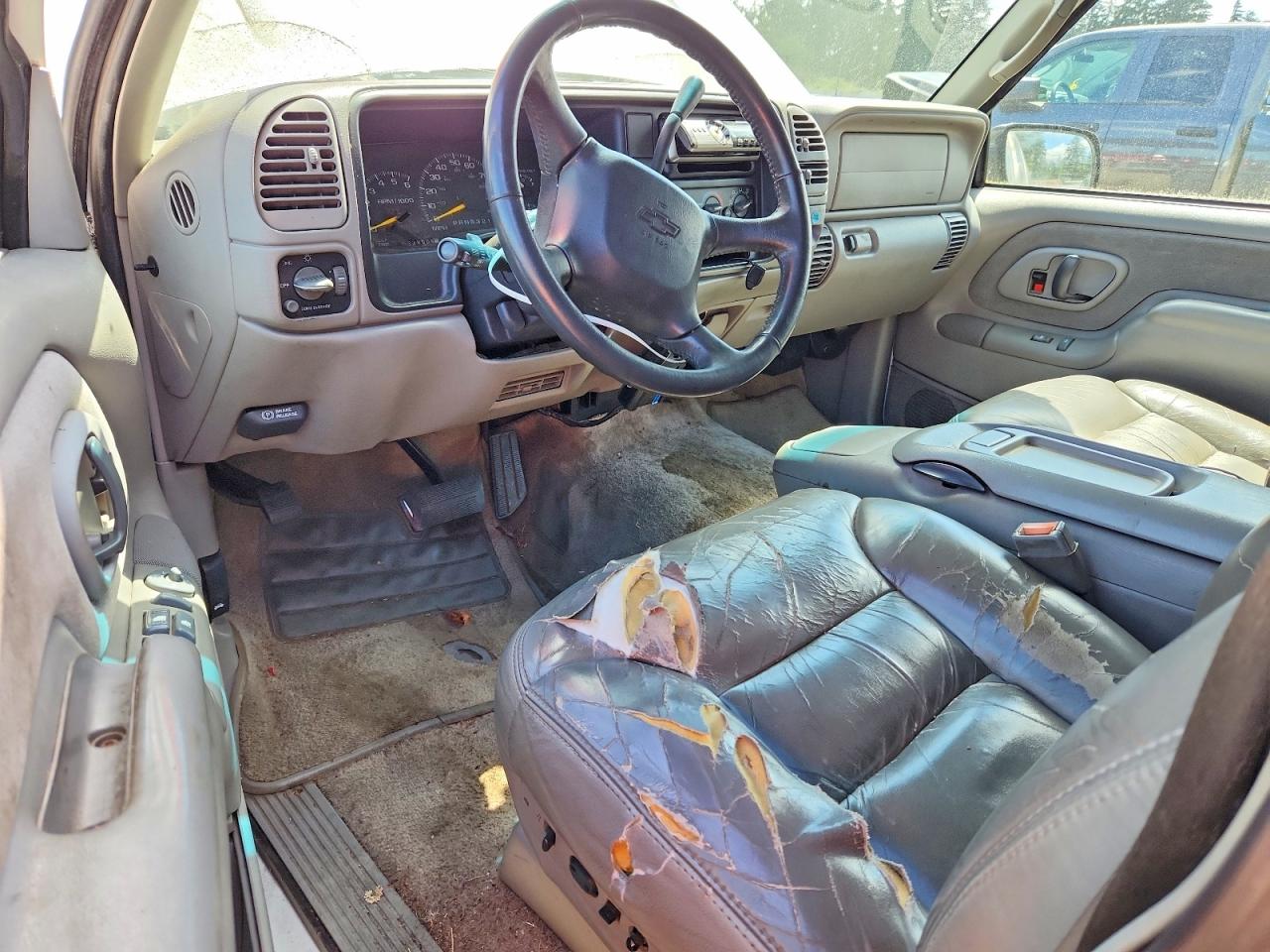 1999 Chevrolet Suburban K1500 White vin: 3GNFK16R8XG127205