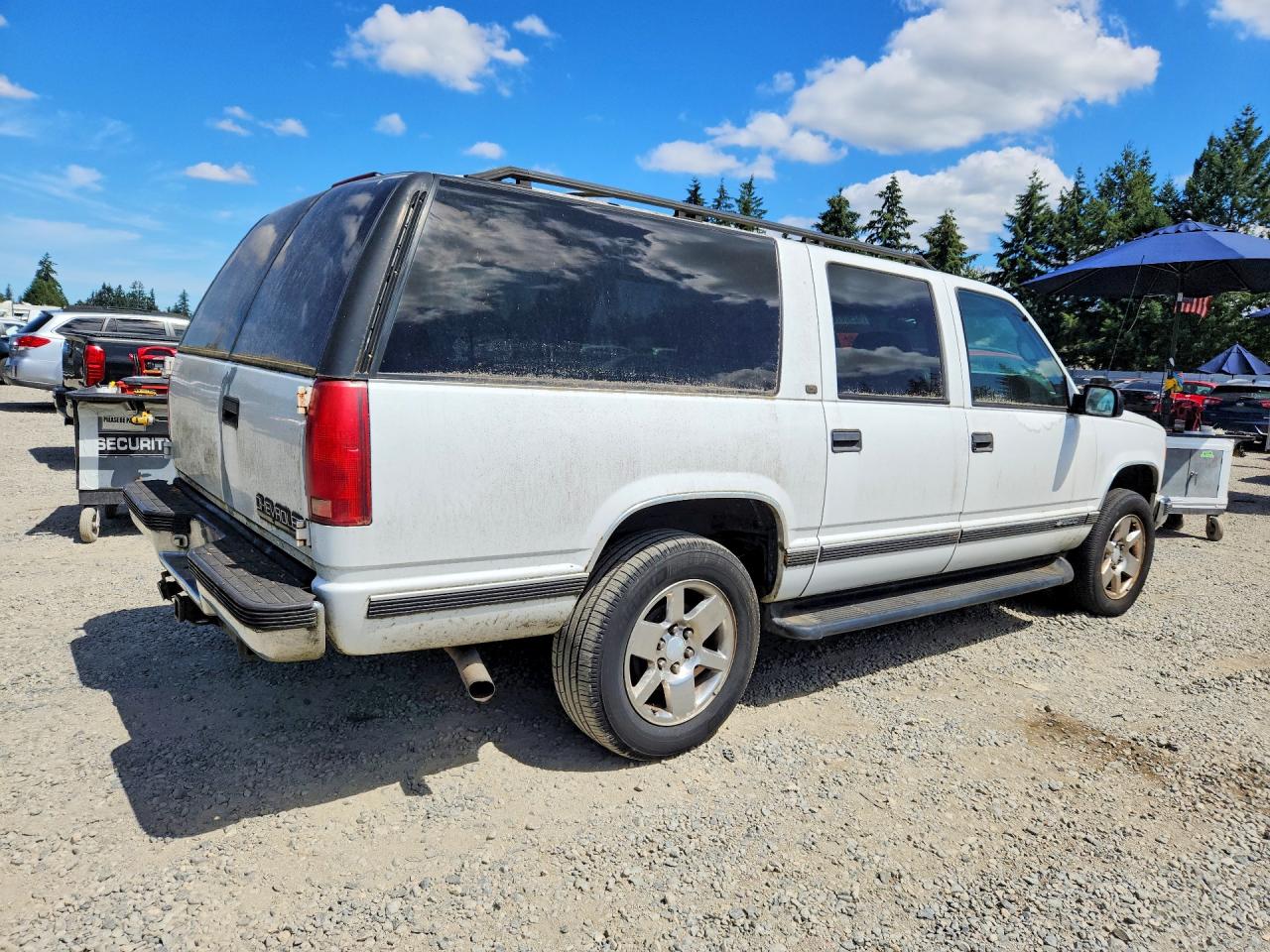 1999 Chevrolet Suburban K1500 White vin: 3GNFK16R8XG127205