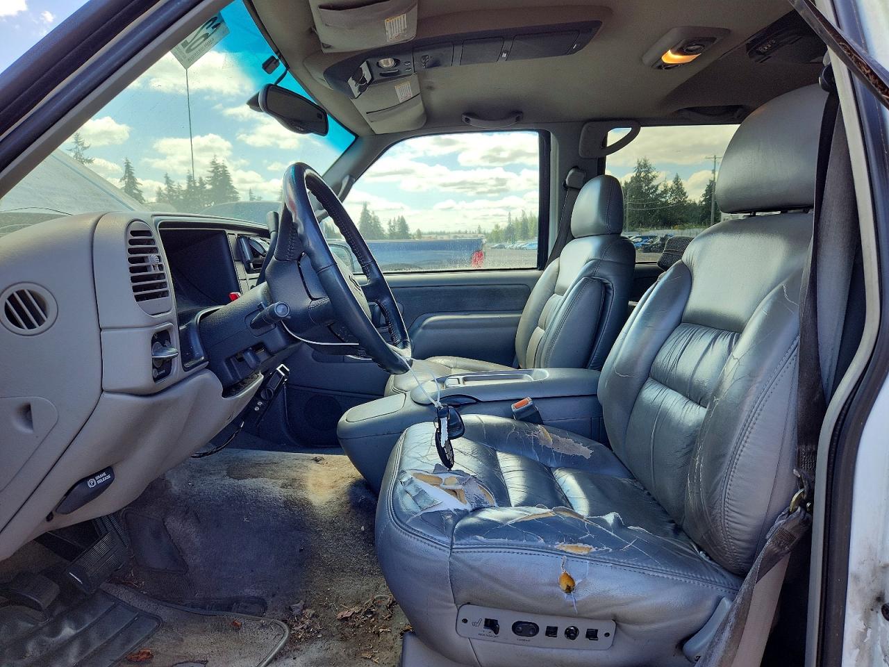 1999 Chevrolet Suburban K1500 White vin: 3GNFK16R8XG127205