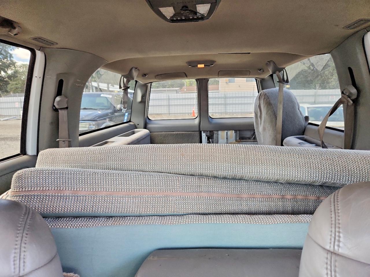 1999 Chevrolet Suburban K1500 White vin: 3GNFK16R8XG127205