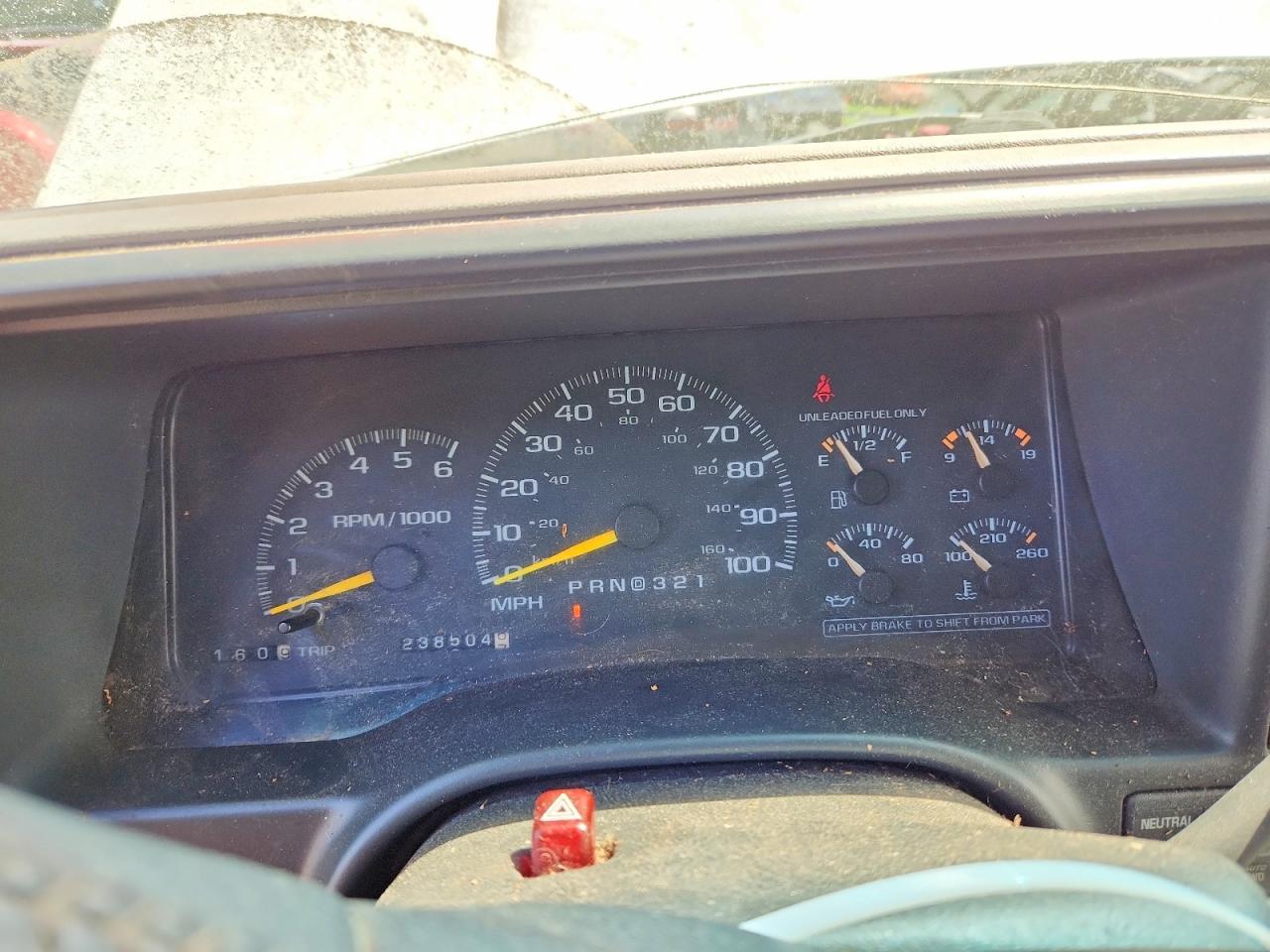 1999 Chevrolet Suburban K1500 White vin: 3GNFK16R8XG127205