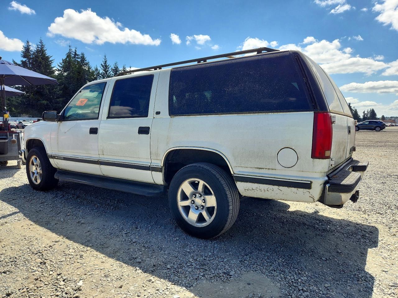1999 Chevrolet Suburban K1500 White vin: 3GNFK16R8XG127205