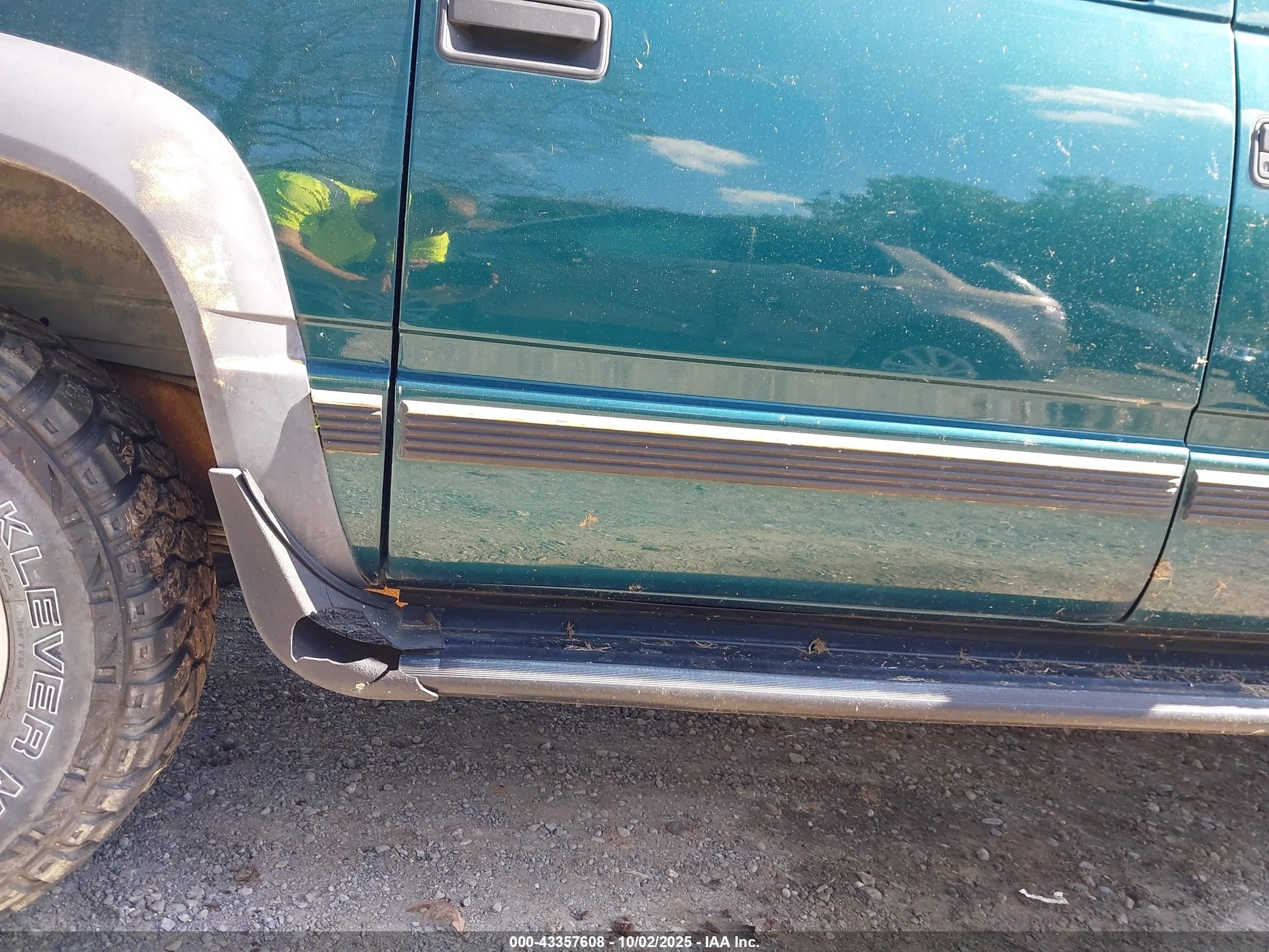 1998 Chevrolet Suburban 1500   Green vin: 3GNFK16R9WG139863