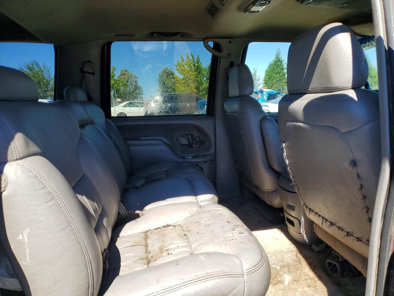 1999 Chevrolet Suburban K1500 Темно-бордовый vin: 3GNFK16R9XG194038
