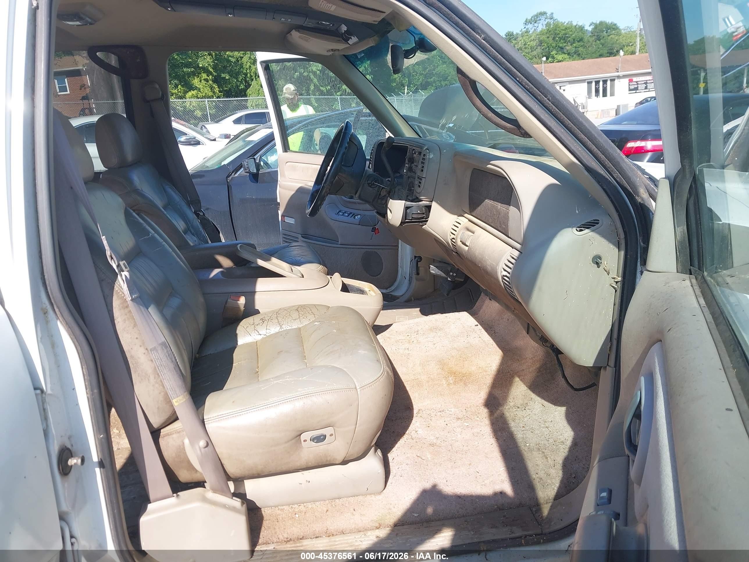 1997 Chevrolet Suburban 1500   White vin: 3GNFK16RXVG182168