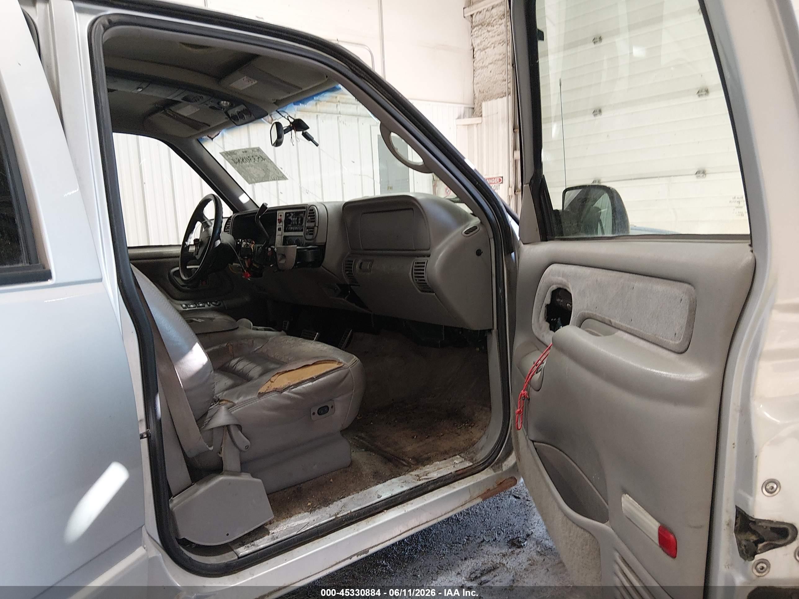 1997 Chevrolet Suburban 1500   Серебряный vin: 3GNFK16RXVG186348