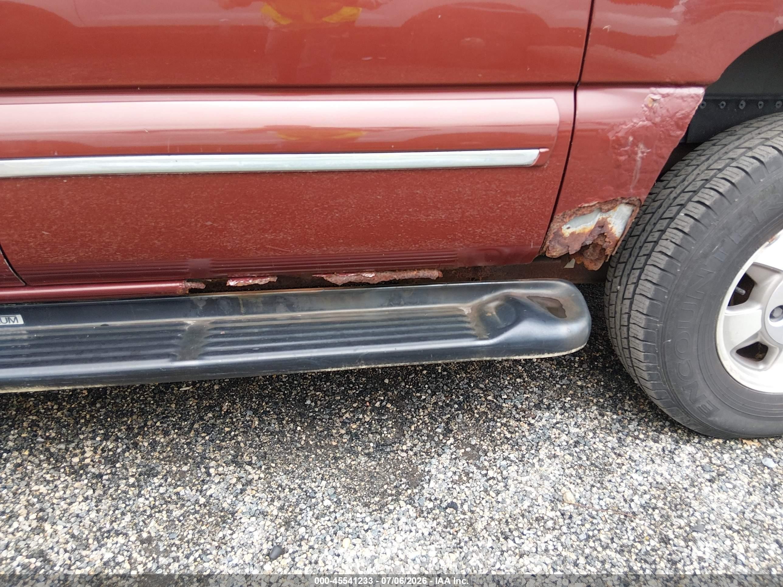 2000 Chevrolet Suburban K1500 Burgundy vin: 3GNFK16T0YG200385