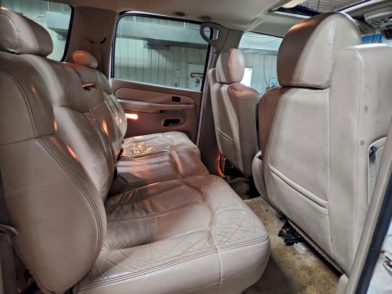2001 Chevrolet Suburban K1500 White vin: 3GNFK16T11G150554