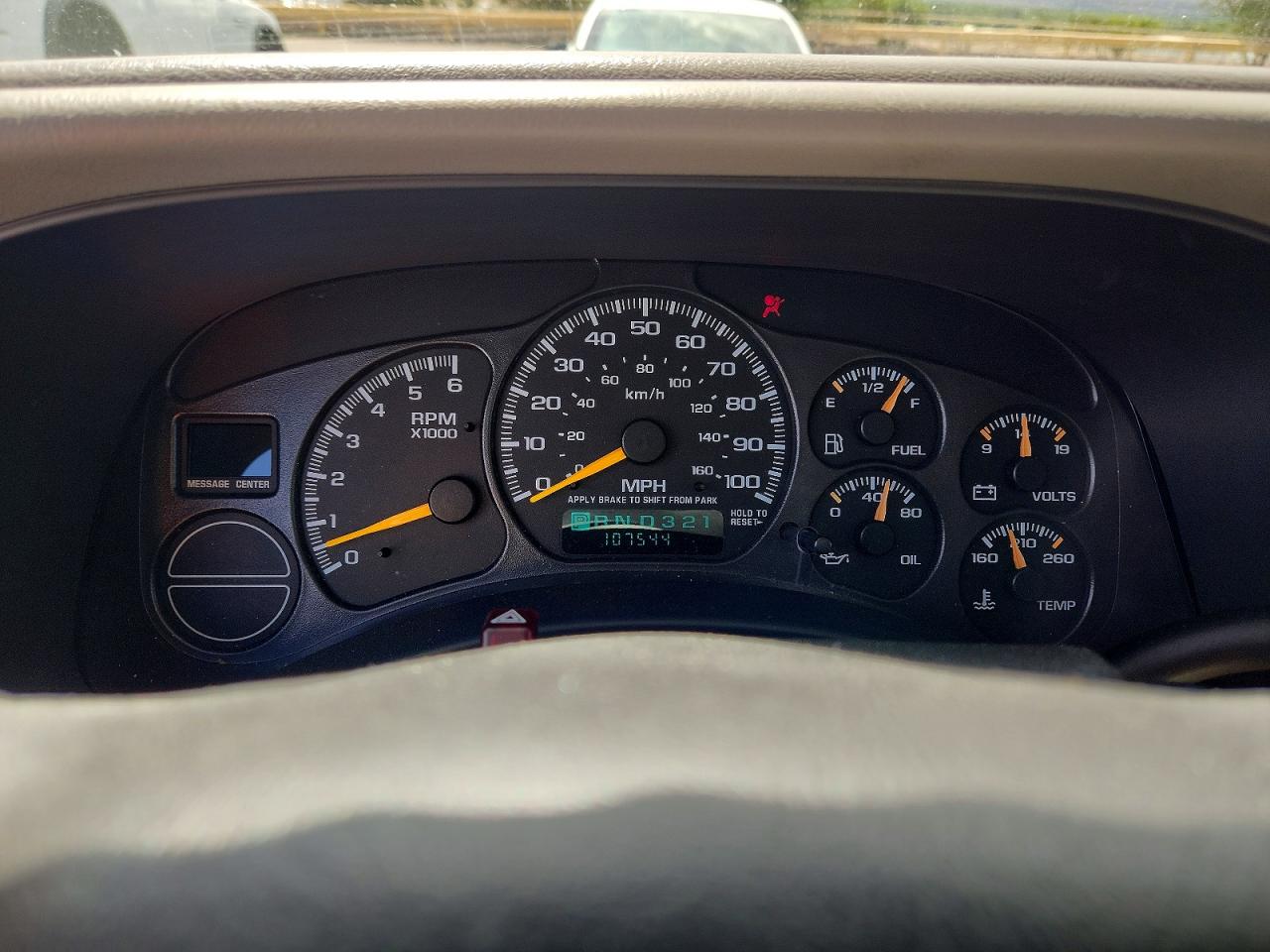 2001 Chevrolet Suburban White vin: 3GNFK16T11G179617