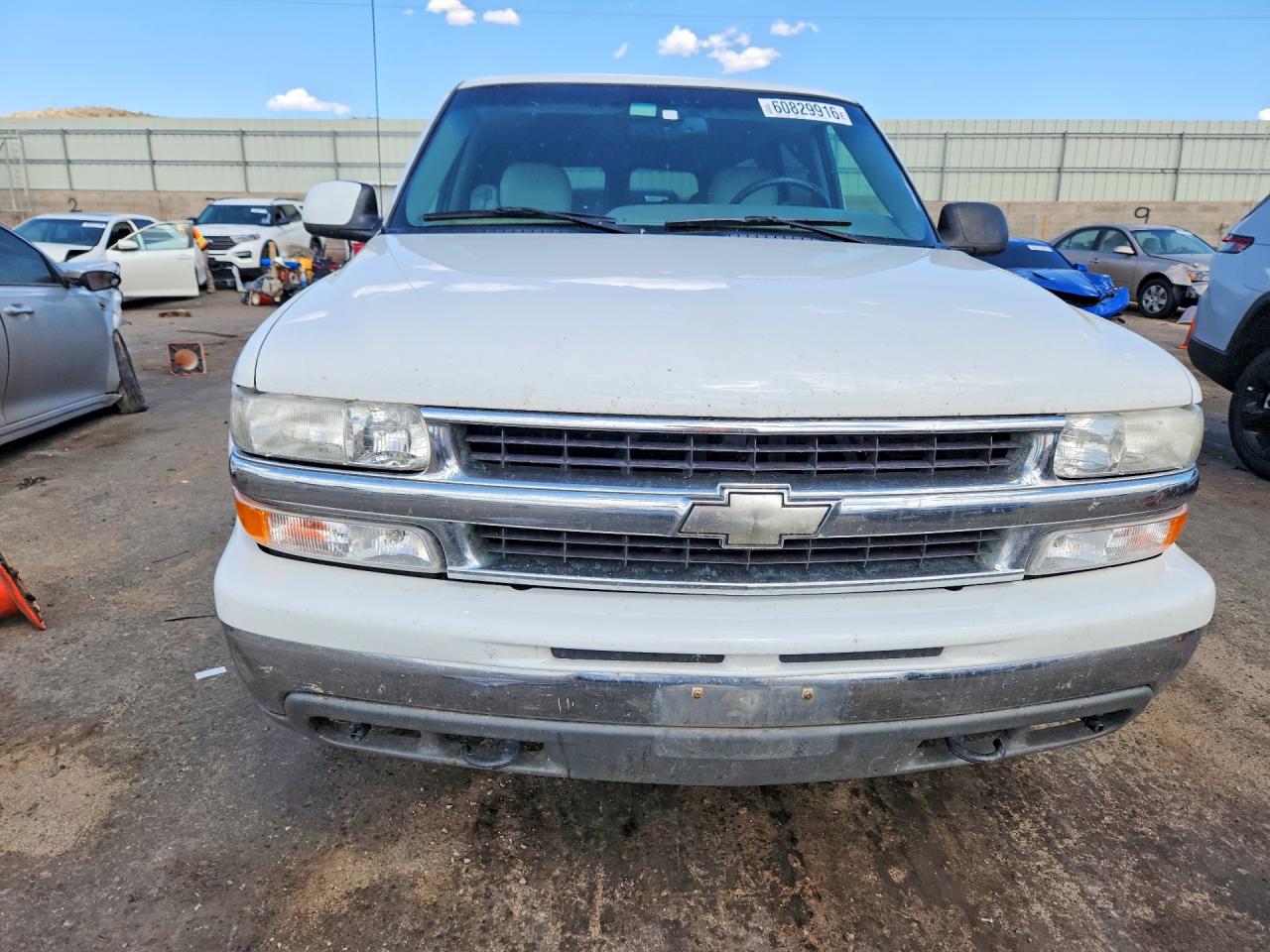 2001 Chevrolet Suburban White vin: 3GNFK16T11G179617