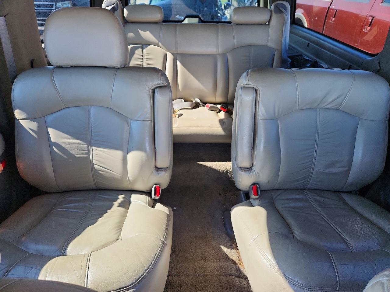 2001 Chevrolet Suburban K1500 Белый vin: 3GNFK16T31G260294
