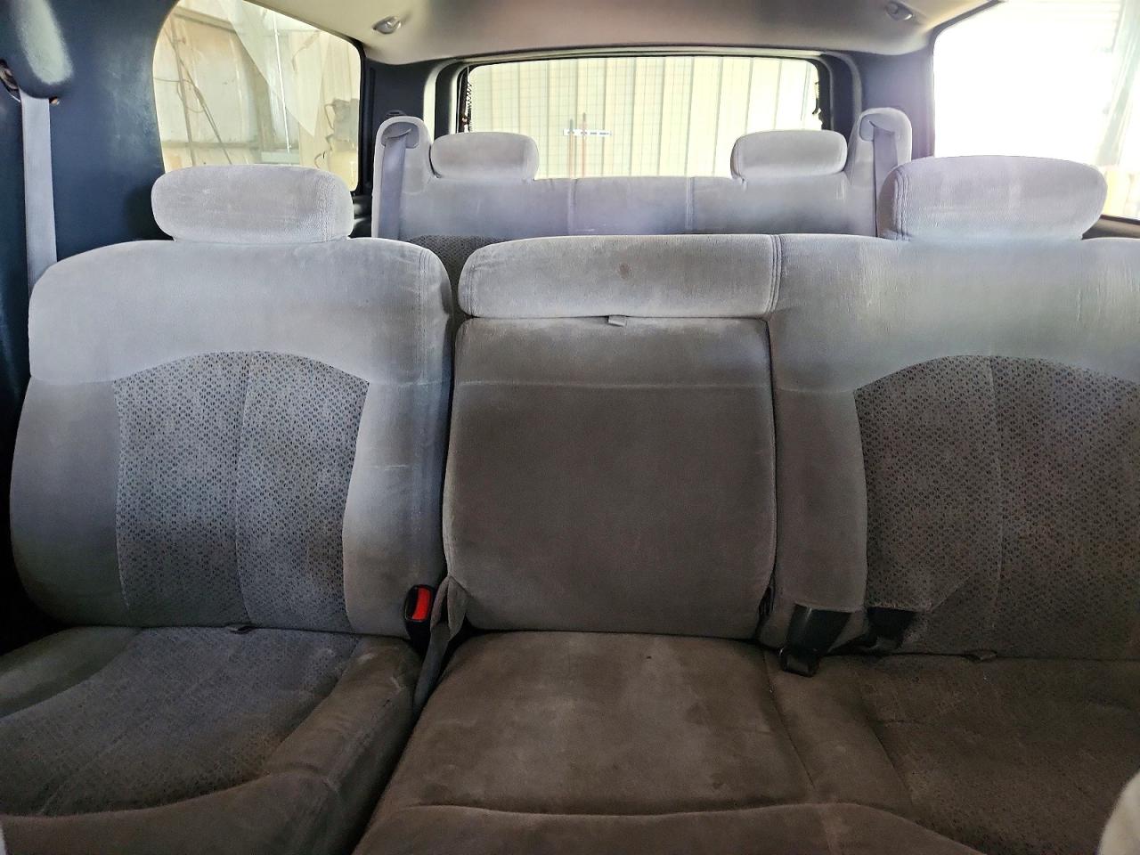 2001 Chevrolet Suburban K1500 Серый vin: 3GNFK16T81G196608