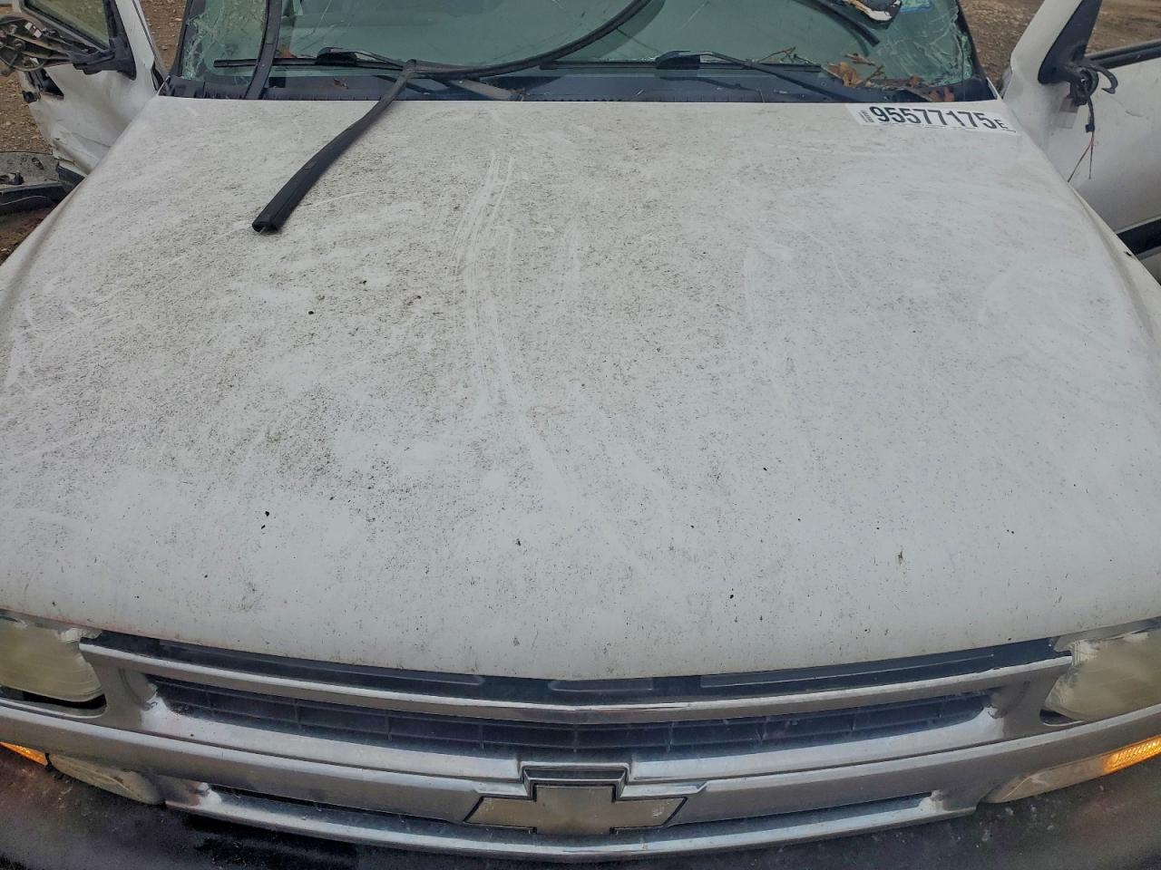 2000 Chevrolet Suburban K1500 White vin: 3GNFK16TXYG170988