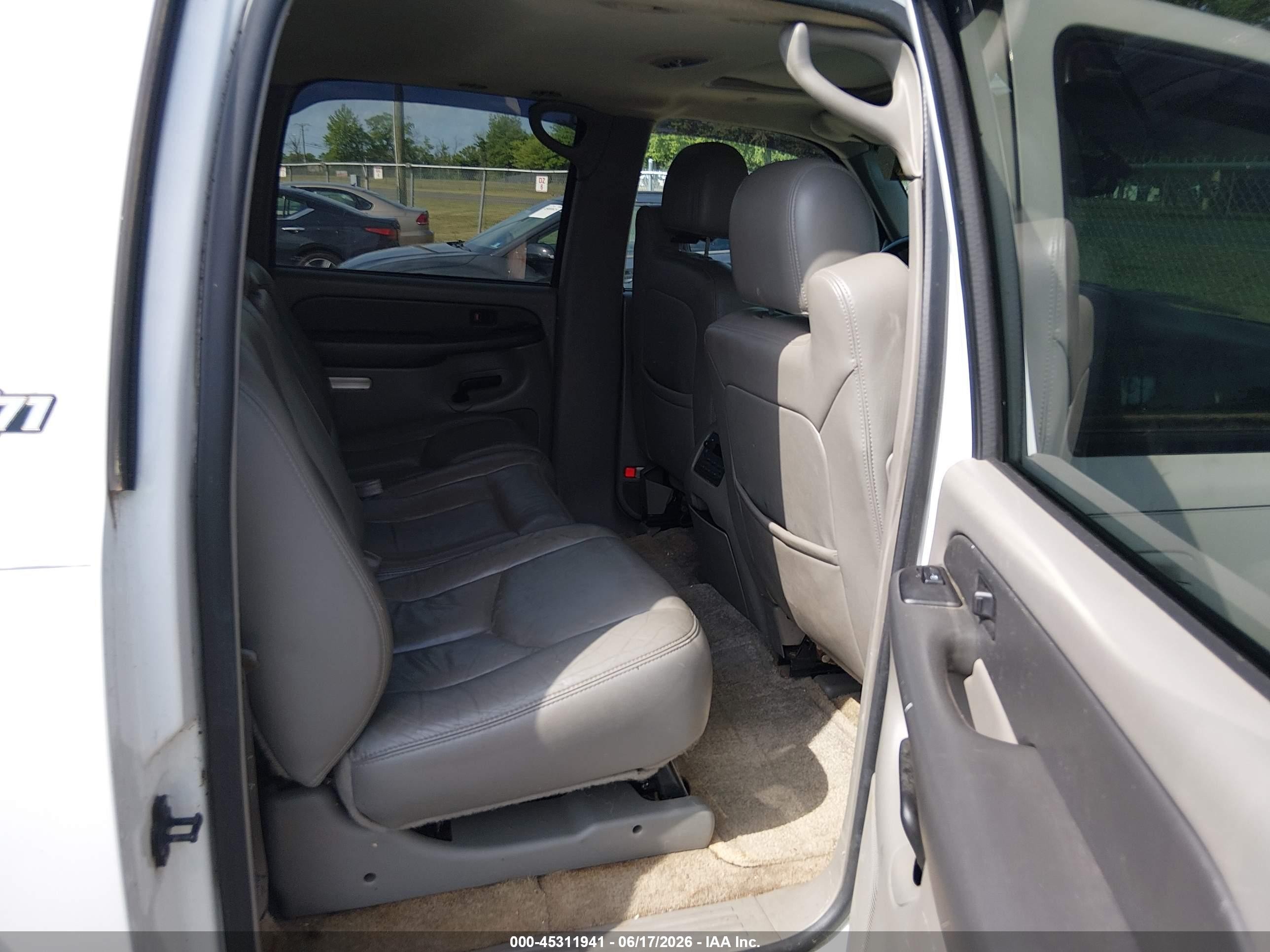 2003 Chevrolet Suburban 1500 Z71 White vin: 3GNFK16Z13G202000