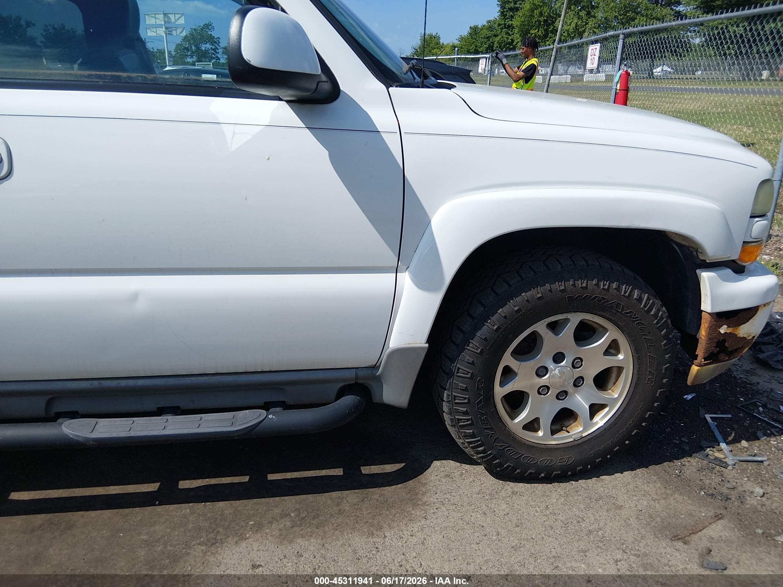 2003 Chevrolet Suburban 1500 Z71 White vin: 3GNFK16Z13G202000