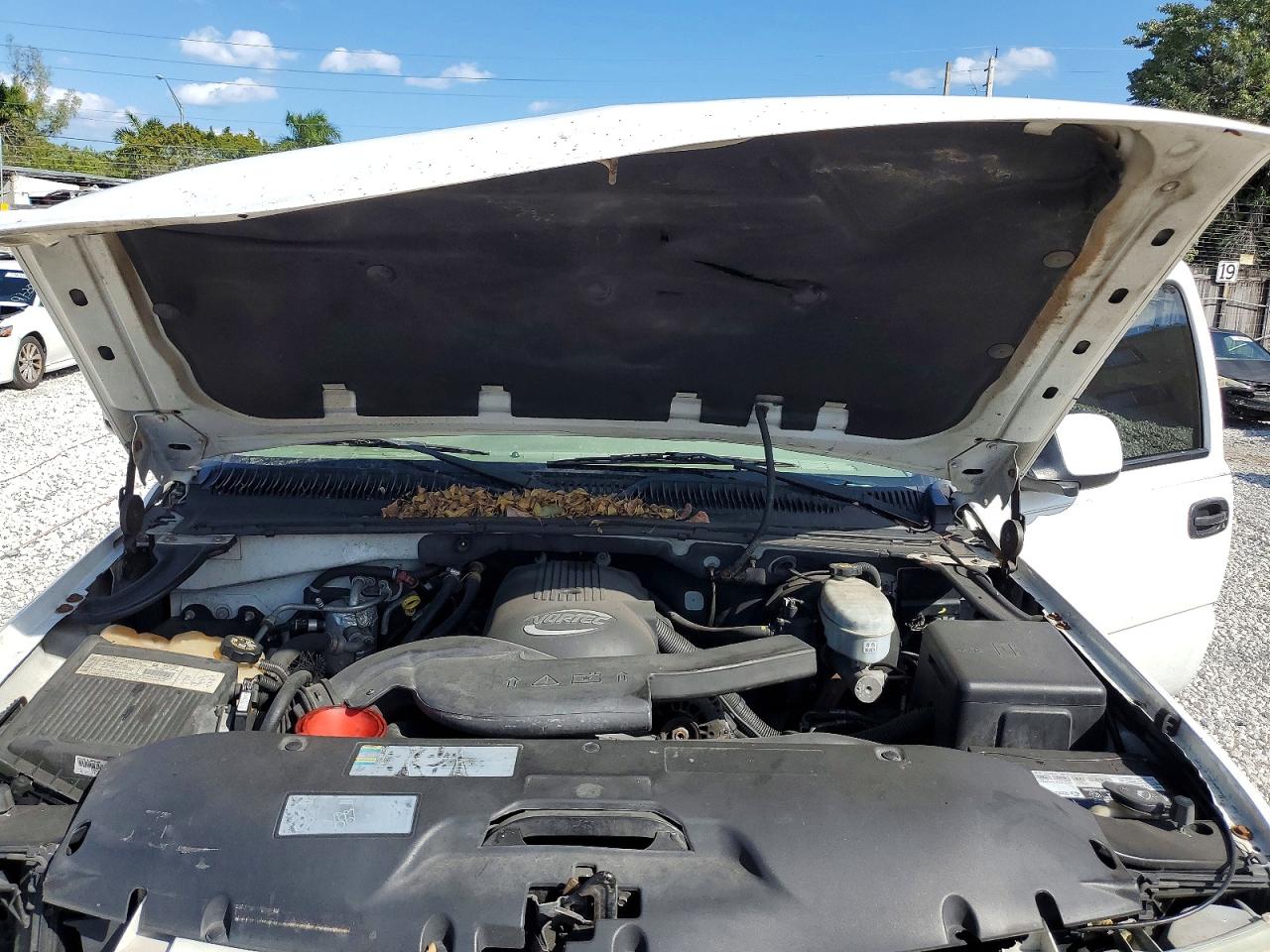 2003 Chevrolet Suburban K1500 White vin: 3GNFK16Z13G322475