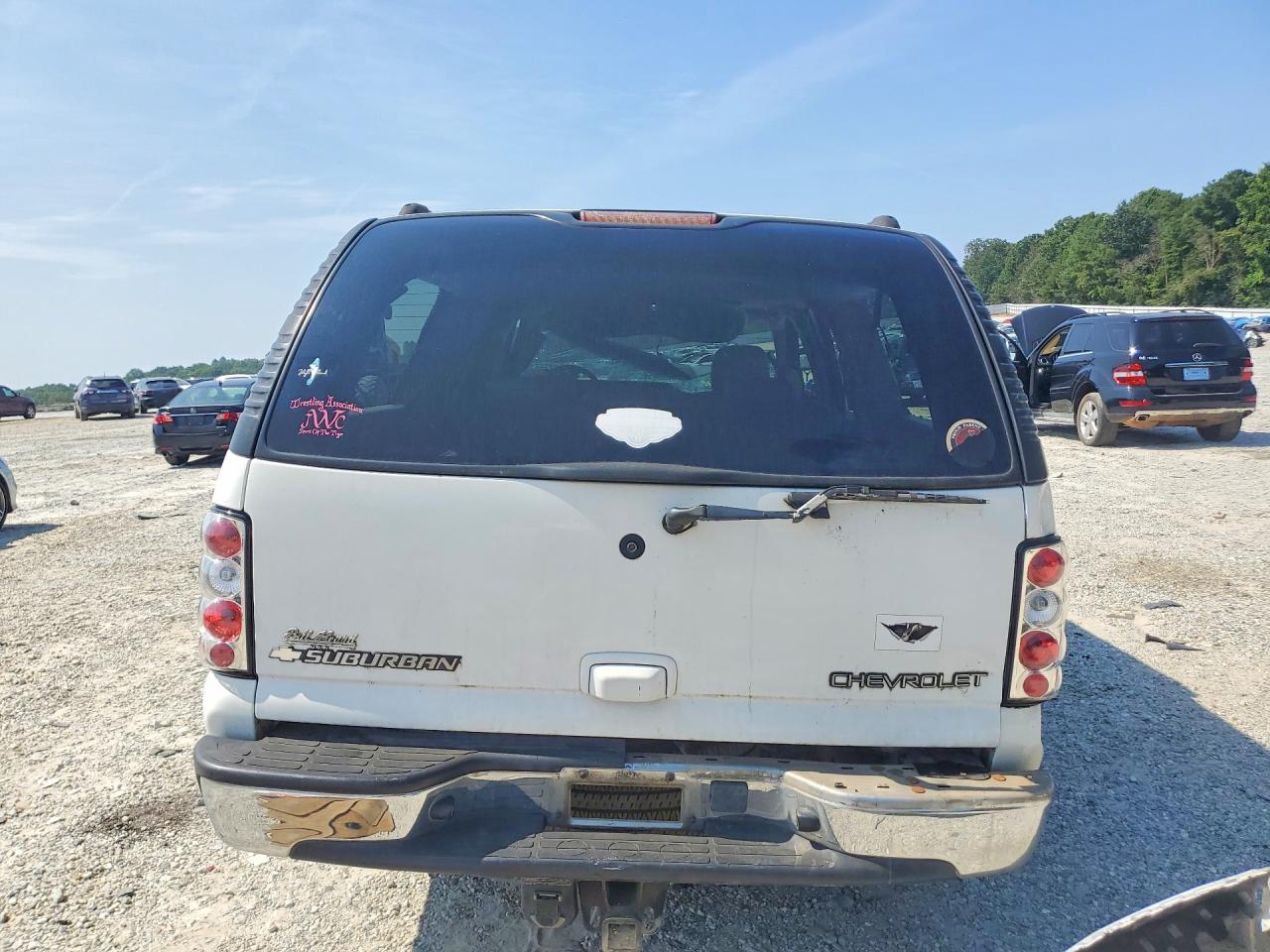 2004 Chevrolet Suburban K1500 White vin: 3GNFK16Z34G140259