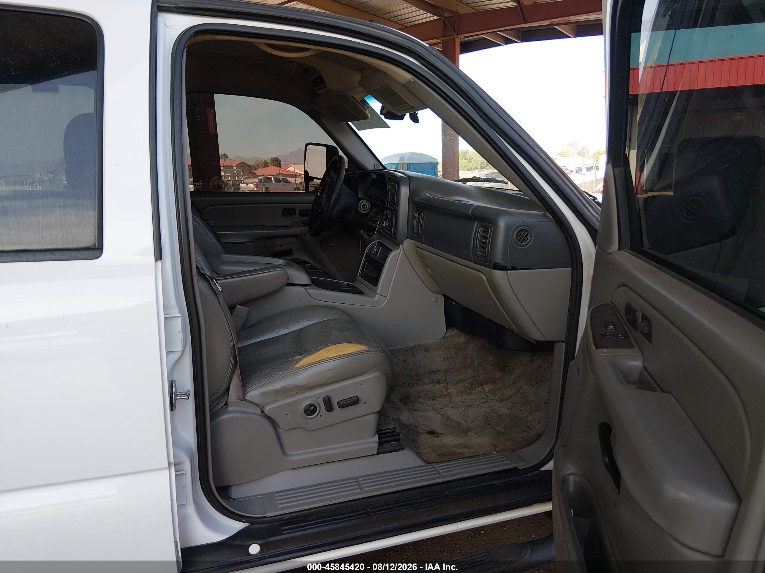 2005 Chevrolet Suburban 1500 Lt Белый vin: 3GNFK16Z45G273775