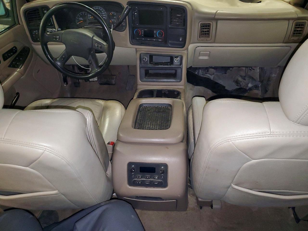 2005 Chevrolet Suburban K1500 White vin: 3GNFK16Z75G230046