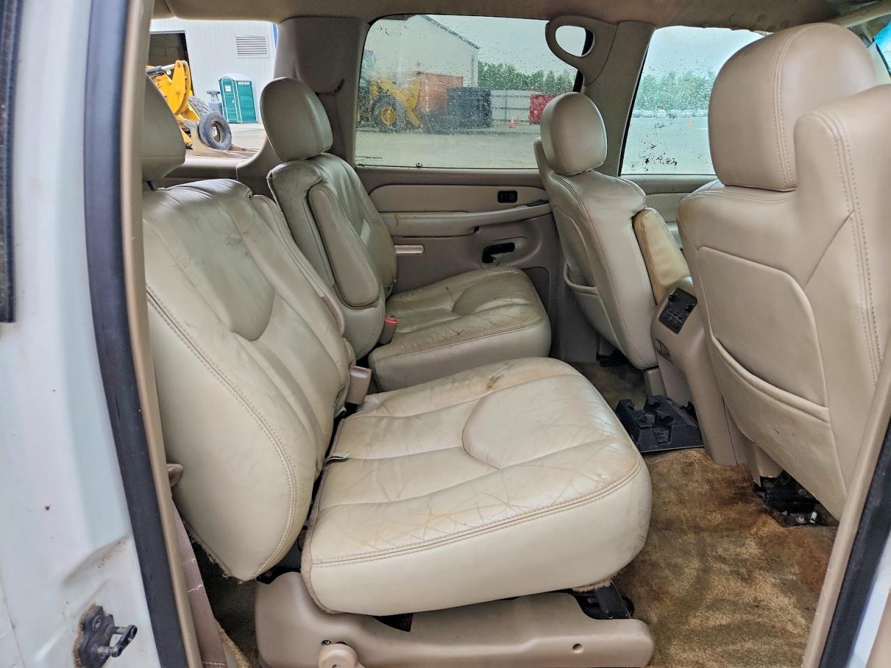 2003 Chevrolet Suburban K1500 White vin: 3GNFK16Z83G165396