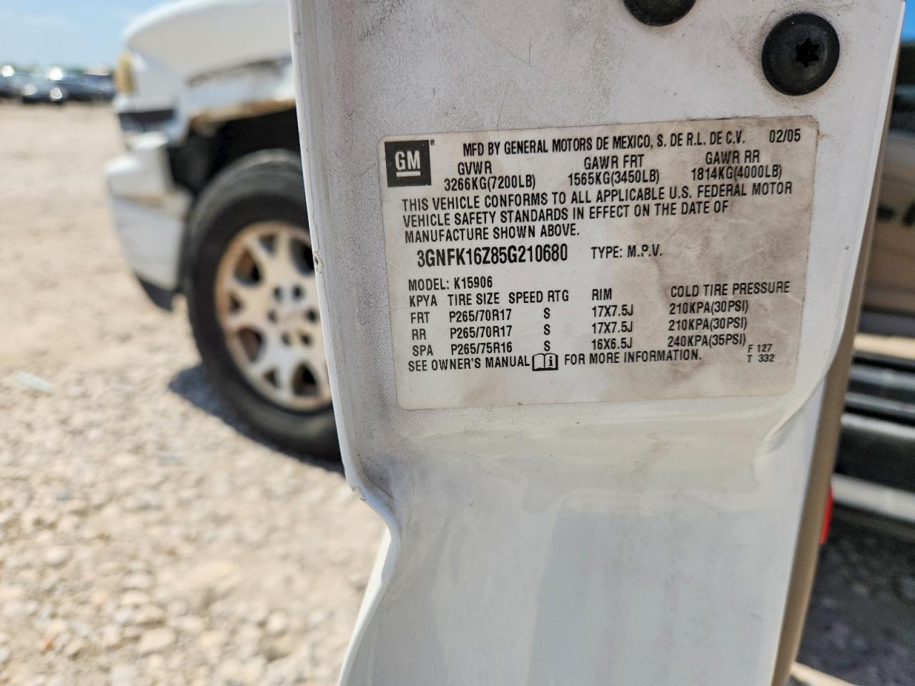 2005 Chevrolet Suburban K1500 White vin: 3GNFK16Z85G210680