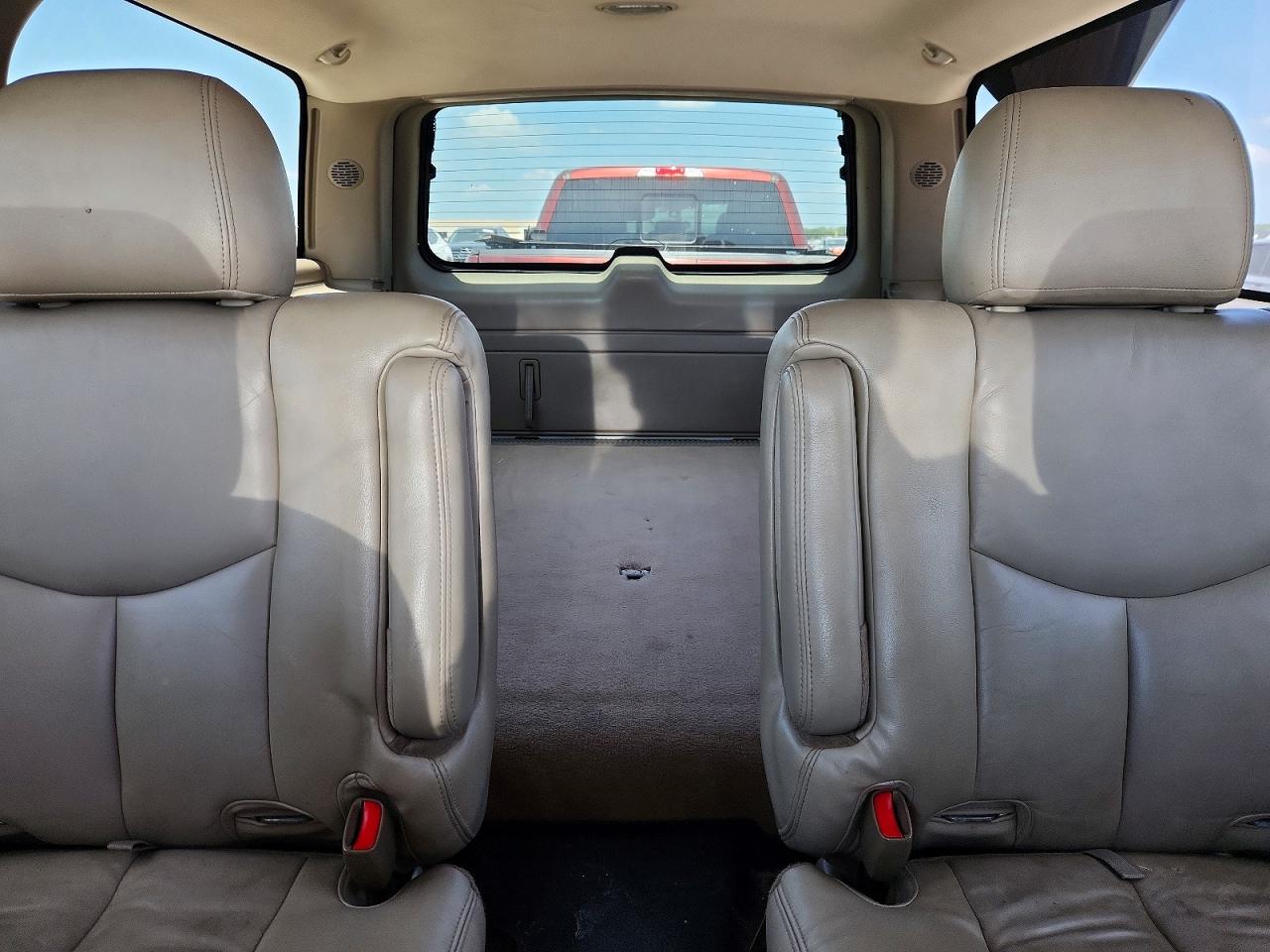 2005 Chevrolet Suburban K1500 White vin: 3GNFK16Z85G210680