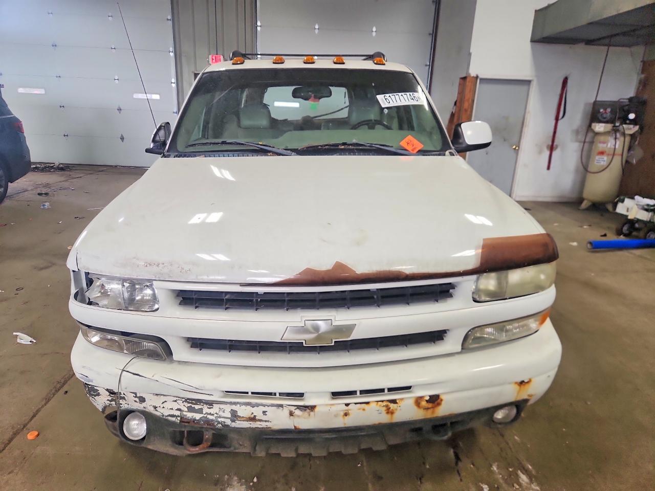 2003 Chevrolet Suburban K1500 White vin: 3GNFK16Z93G193871