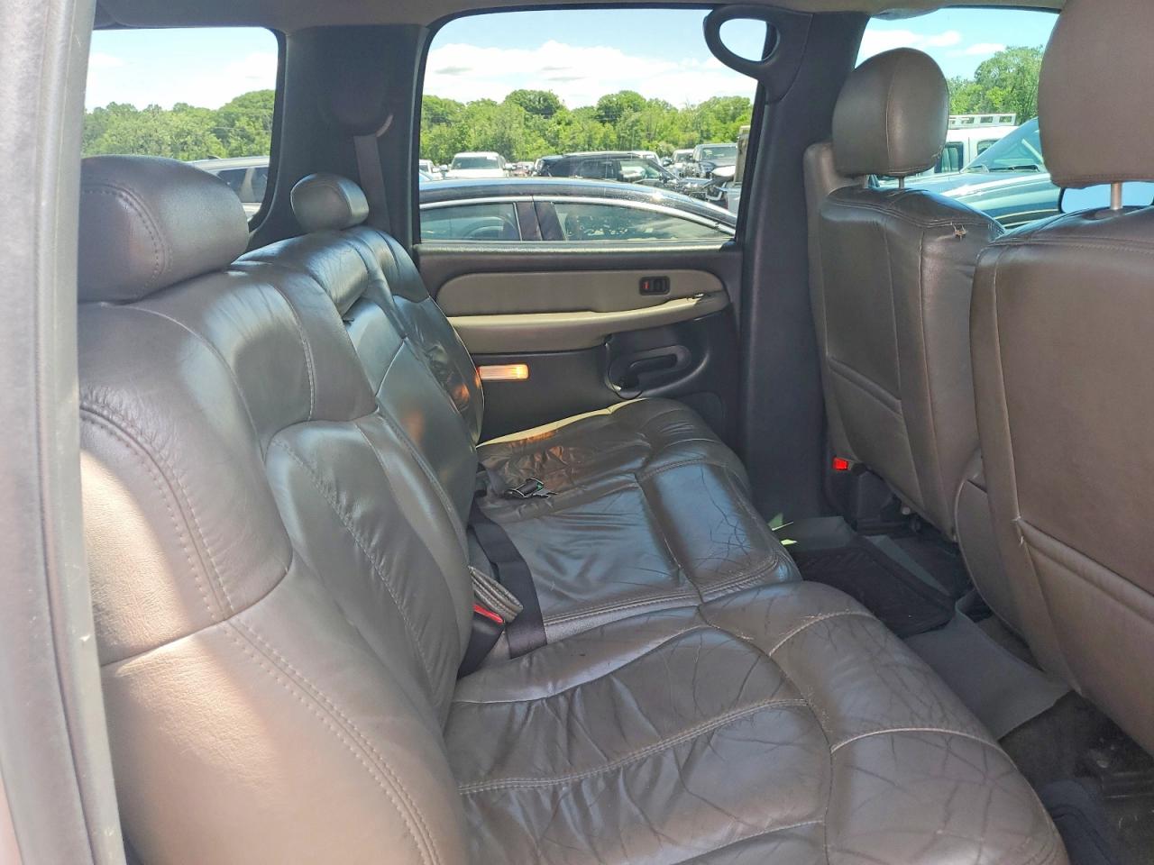 2002 Chevrolet Suburban K1500 White vin: 3GNFK16ZX2G361371
