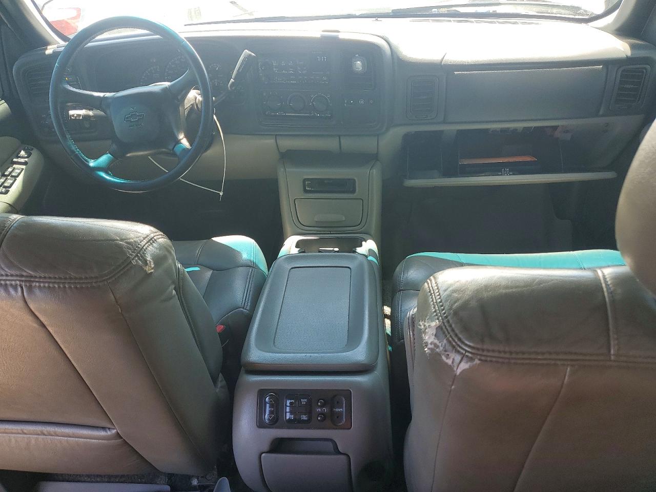 2002 Chevrolet Suburban K1500 White vin: 3GNFK16ZX2G361371