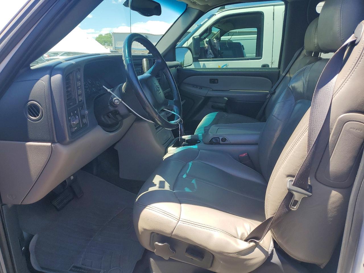 2002 Chevrolet Suburban K1500 White vin: 3GNFK16ZX2G361371