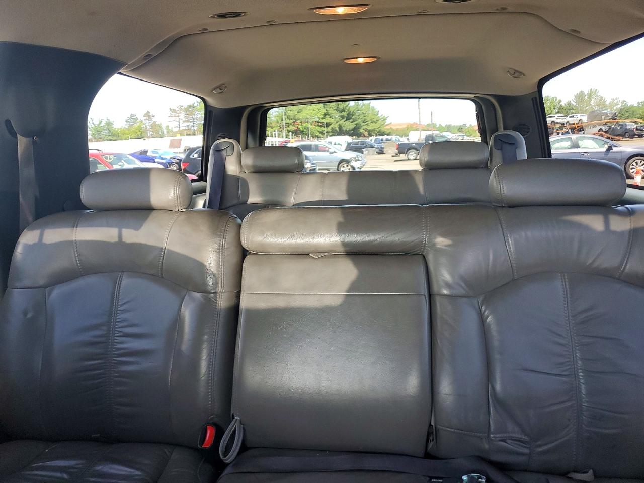 2002 Chevrolet Suburban K1500 White vin: 3GNFK16ZX2G361371
