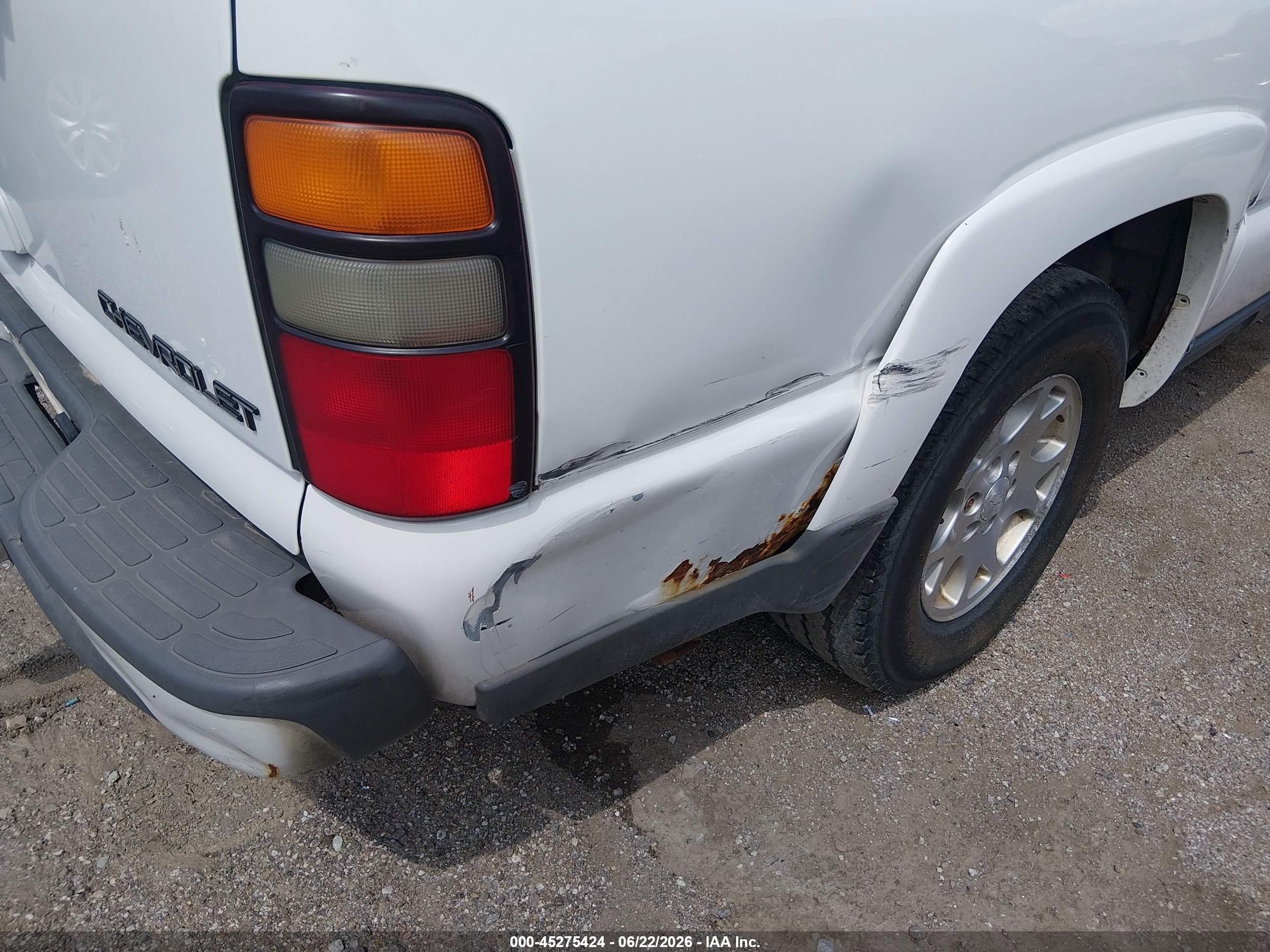 2005 Chevrolet Suburban 1500 Z71 White vin: 3GNFK16ZX5G141832