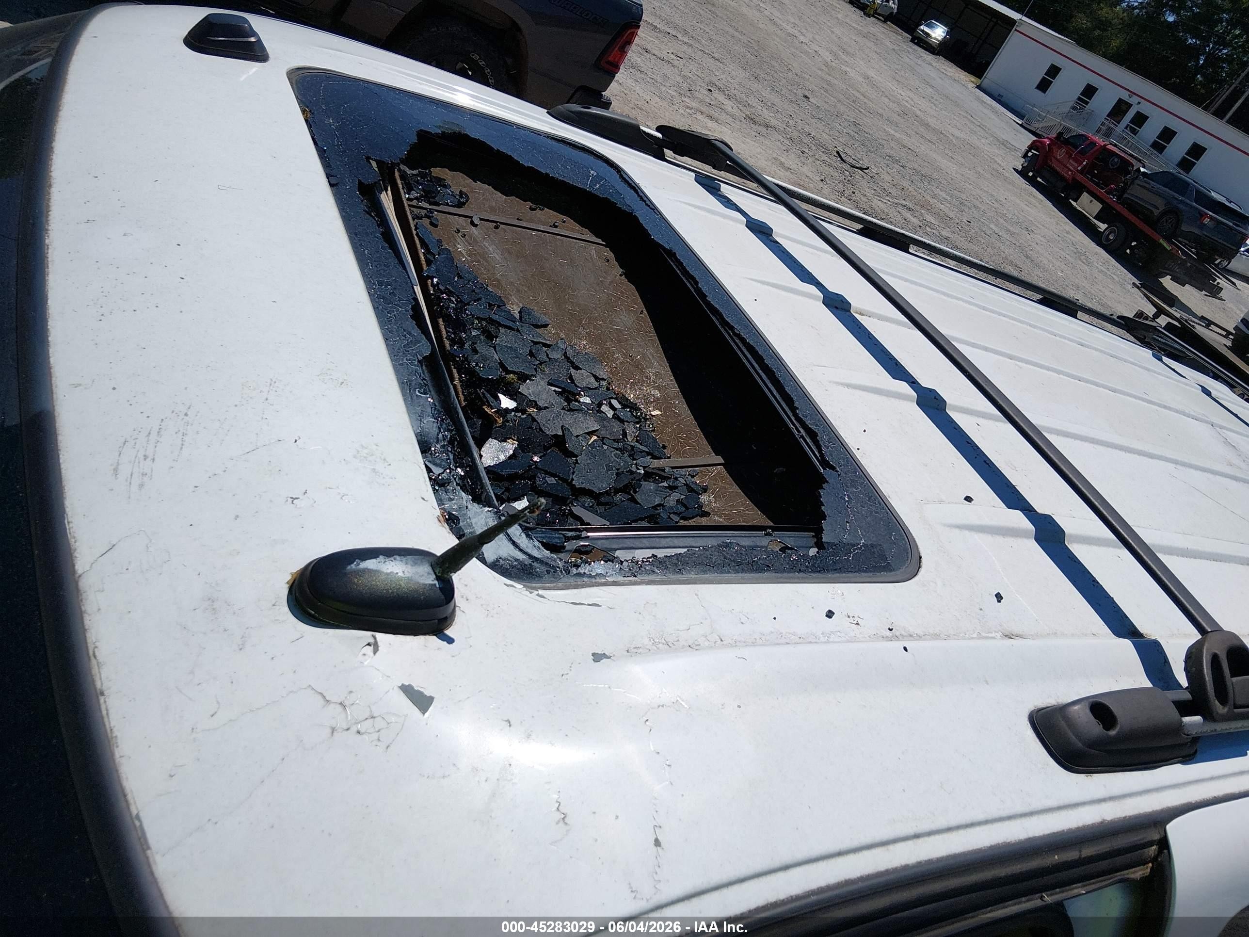 2005 Chevrolet Suburban 1500 Lt White vin: 3GNFK16ZX5G236410