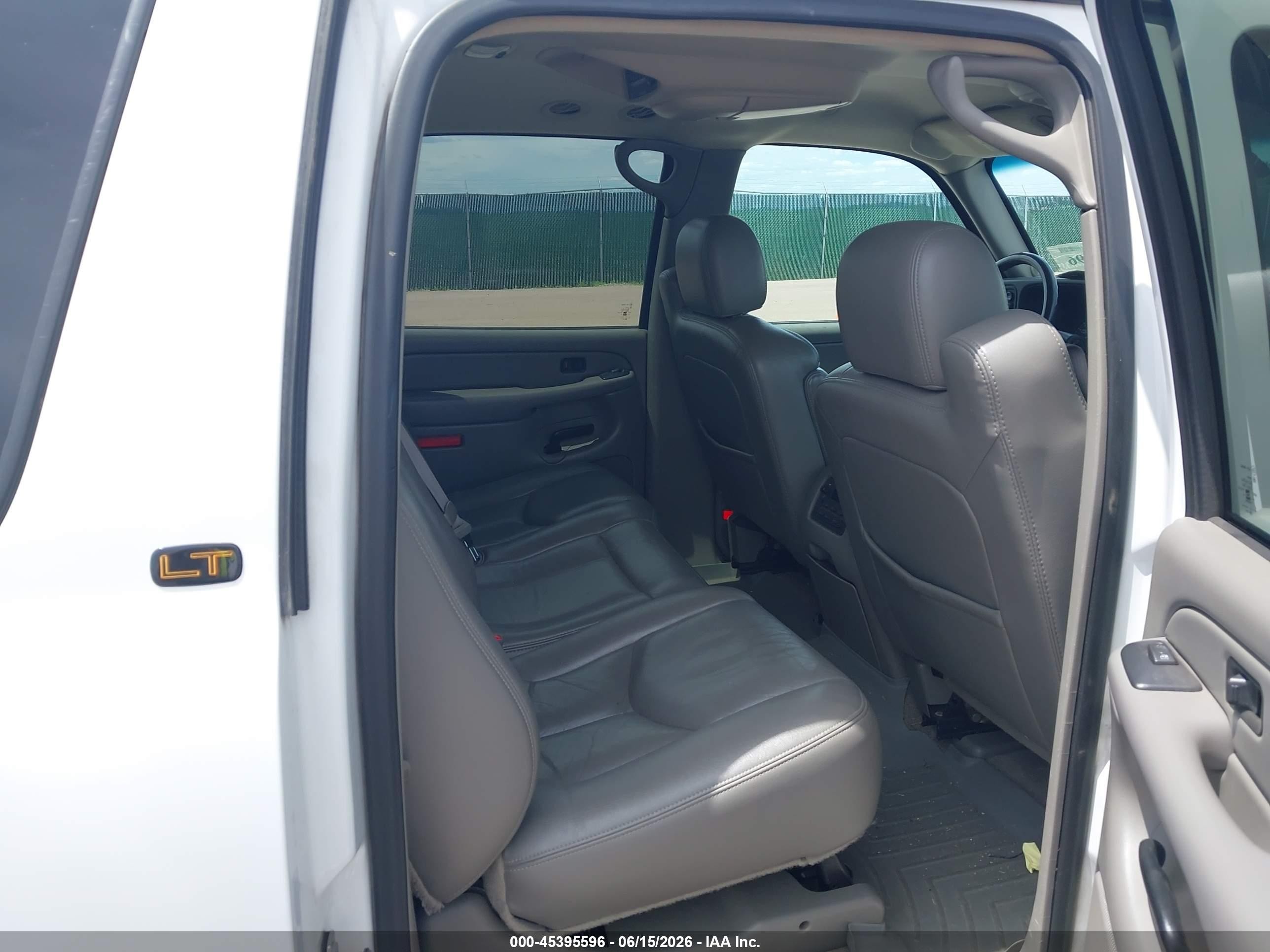 2005 Chevrolet Suburban 1500 Lt White vin: 3GNFK16ZX5G283419