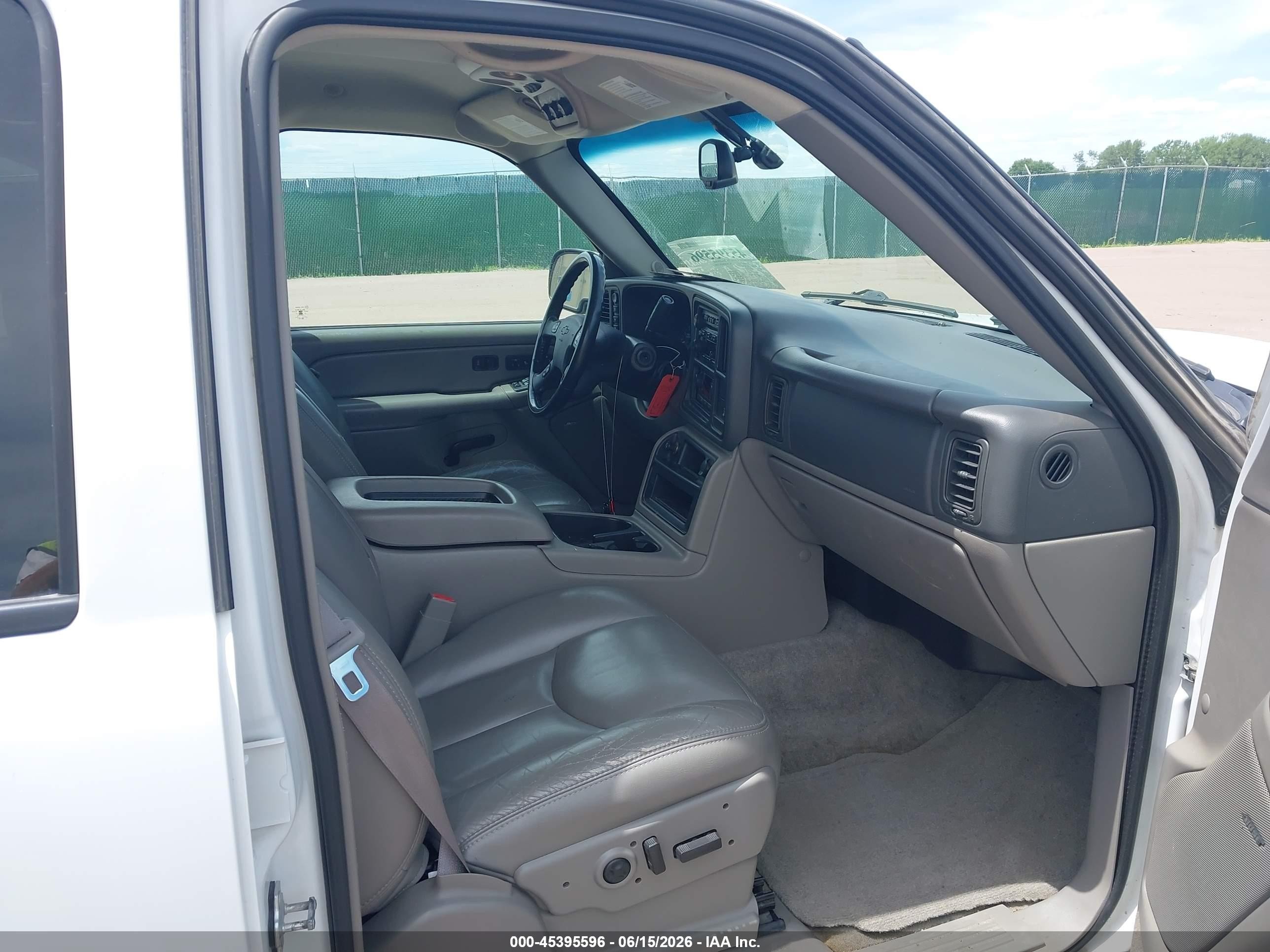 2005 Chevrolet Suburban 1500 Lt White vin: 3GNFK16ZX5G283419
