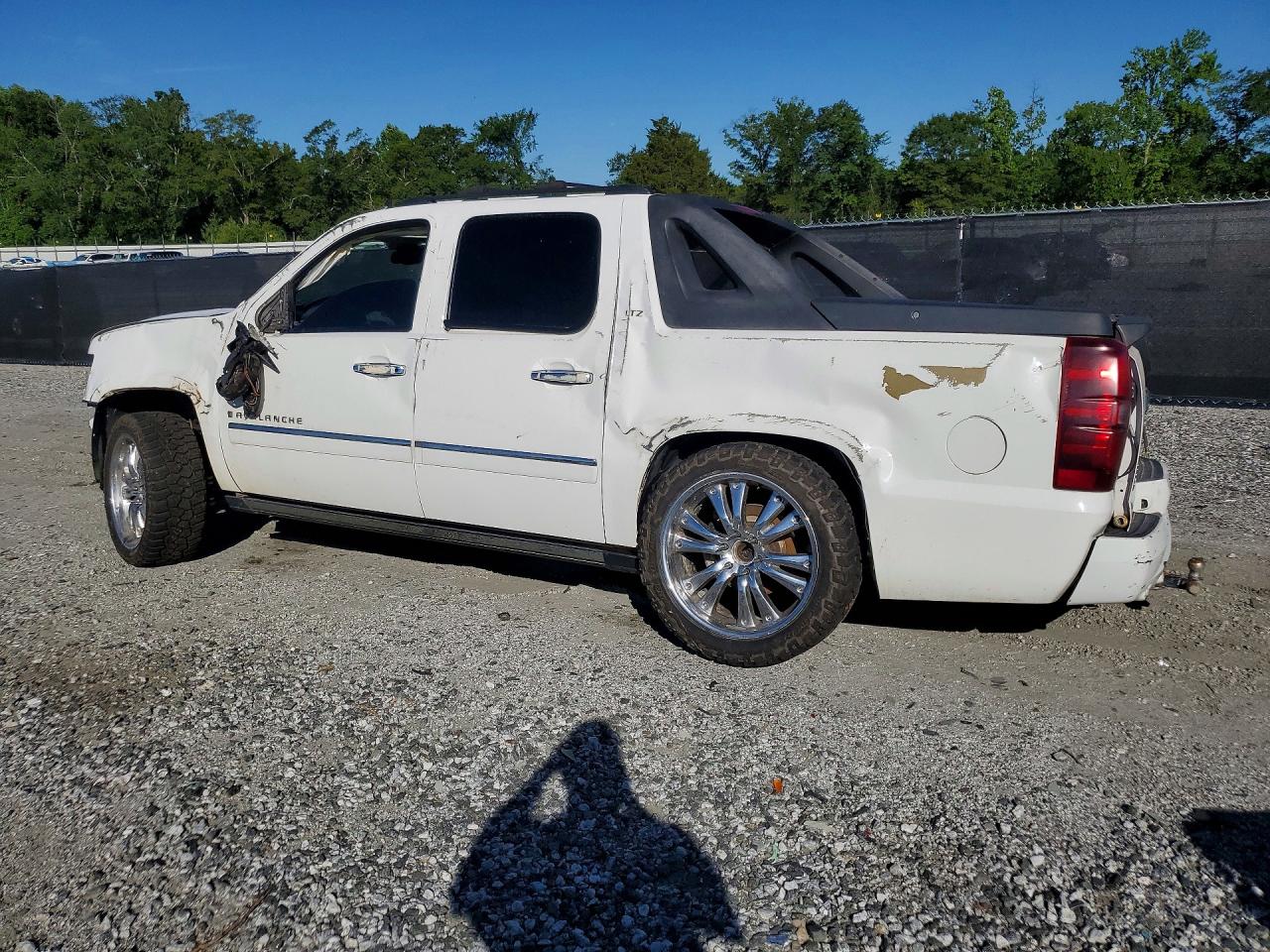 2009 Chevrolet Avalanche K1500 Ltz White vin: 3GNFK32069G149094