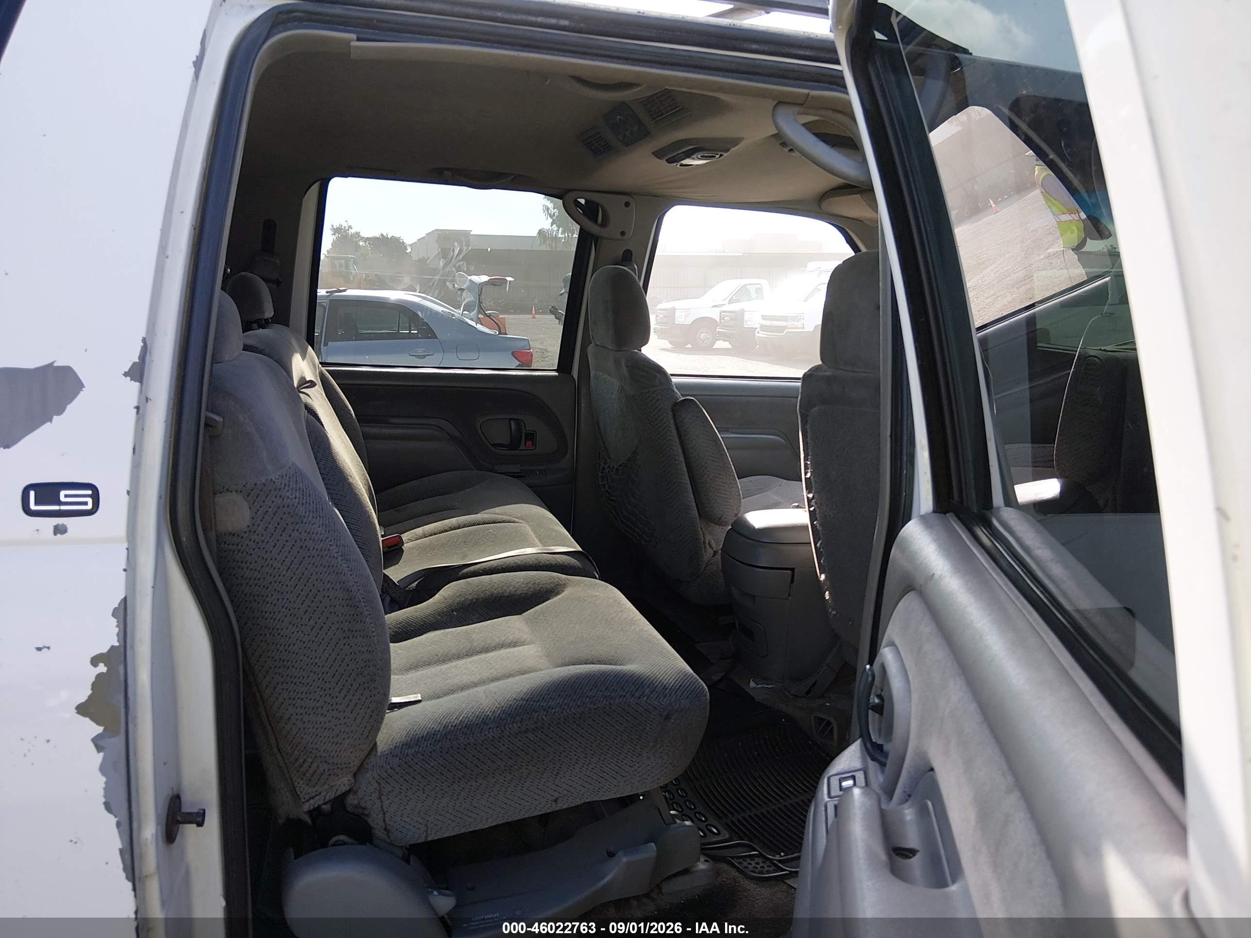 1999 Chevrolet Suburban 2500   White vin: 3GNGC26J8XG173991