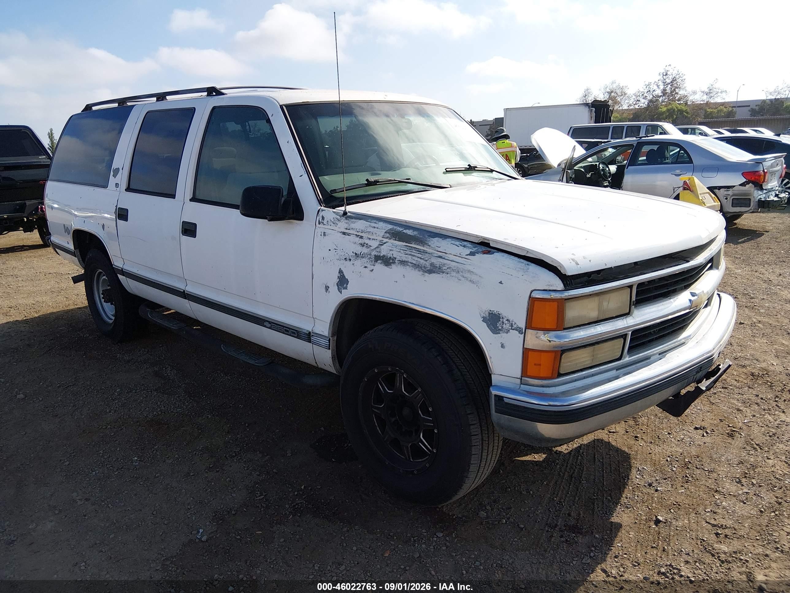 1999 Chevrolet Suburban 2500   White vin: 3GNGC26J8XG173991