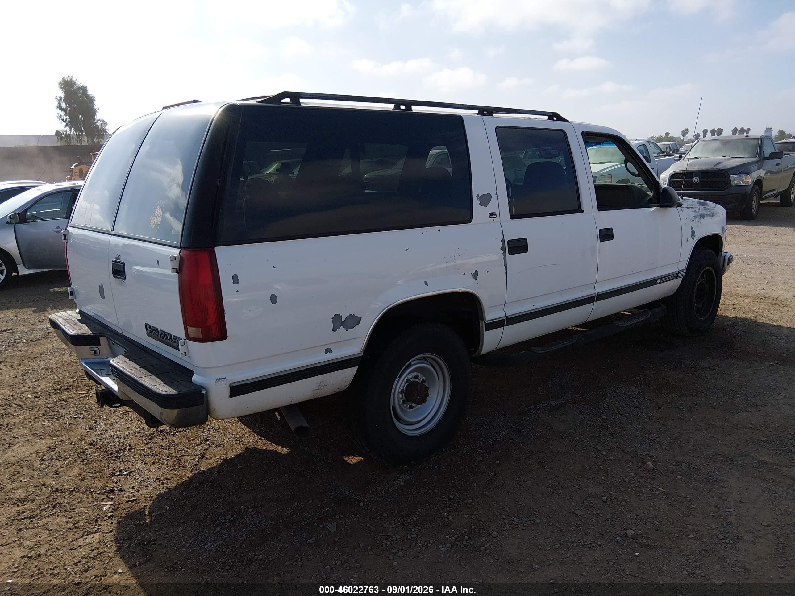 1999 Chevrolet Suburban 2500   White vin: 3GNGC26J8XG173991