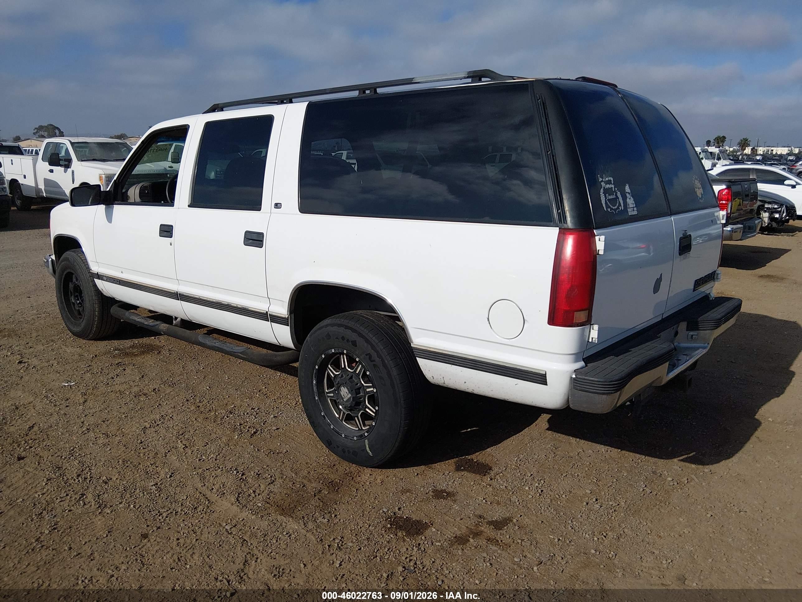 1999 Chevrolet Suburban 2500   White vin: 3GNGC26J8XG173991