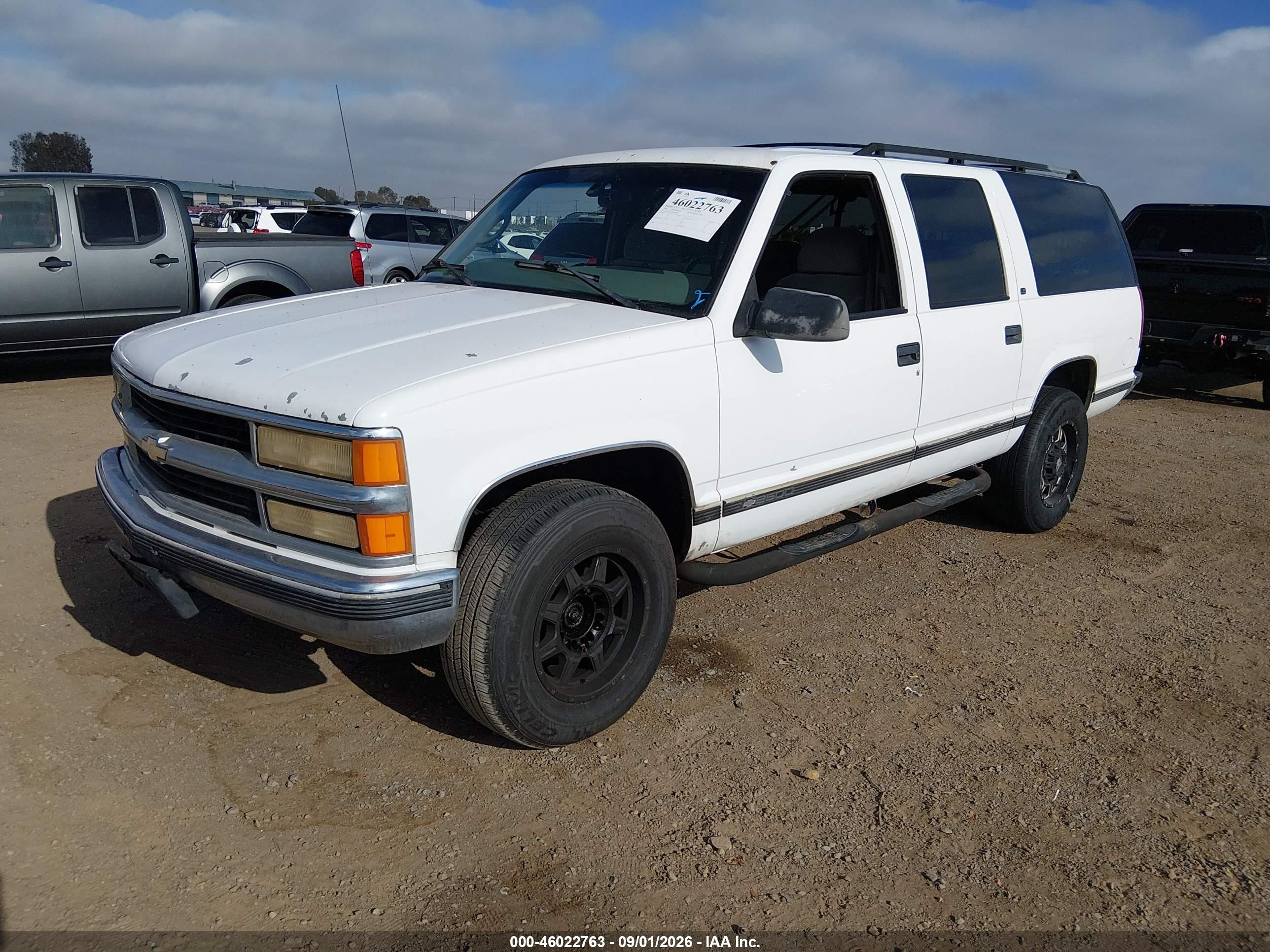 1999 Chevrolet Suburban 2500   White vin: 3GNGC26J8XG173991