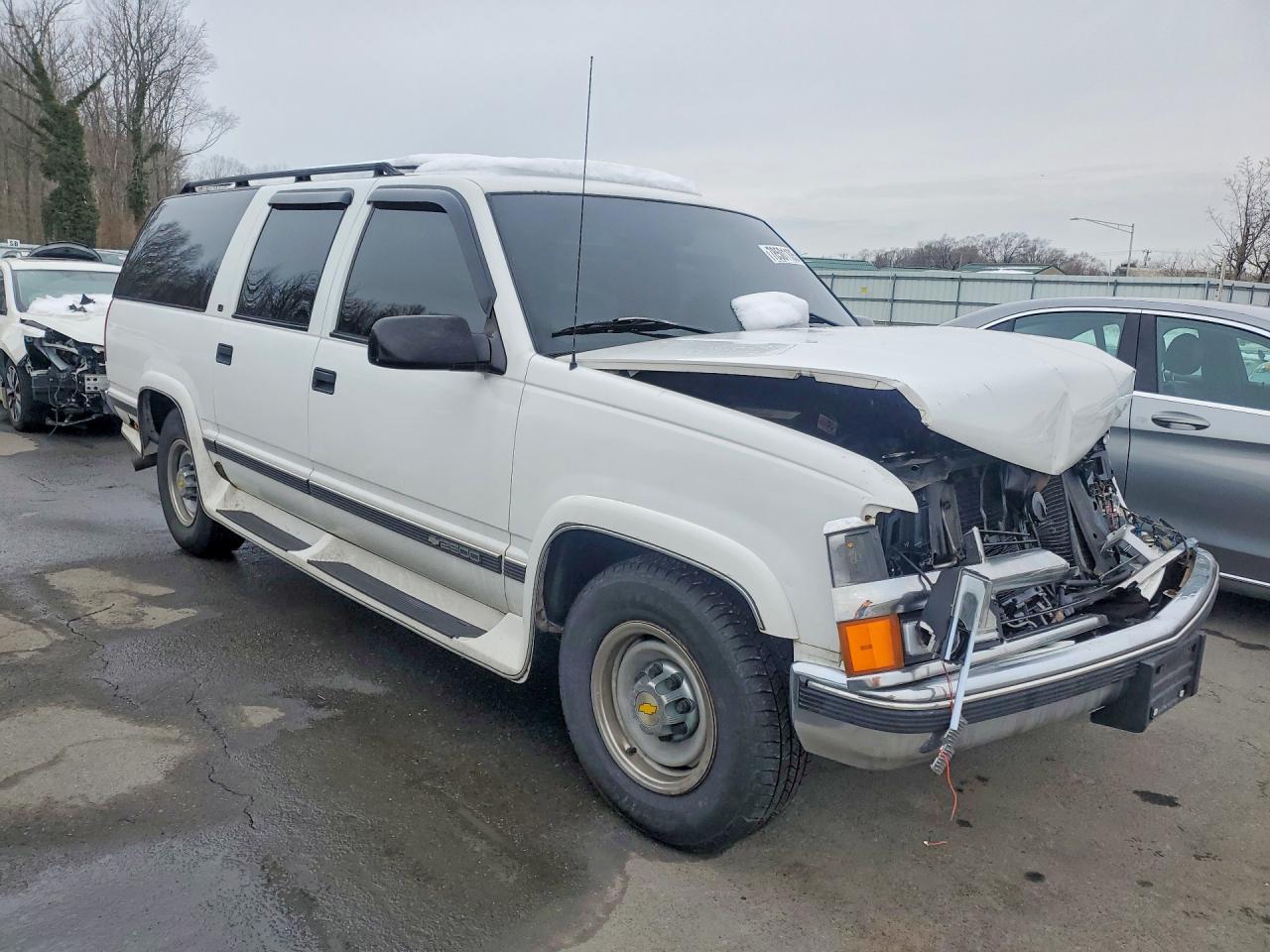 1998 Chevrolet Suburban C2500 White vin: 3GNGC26R4WG124565