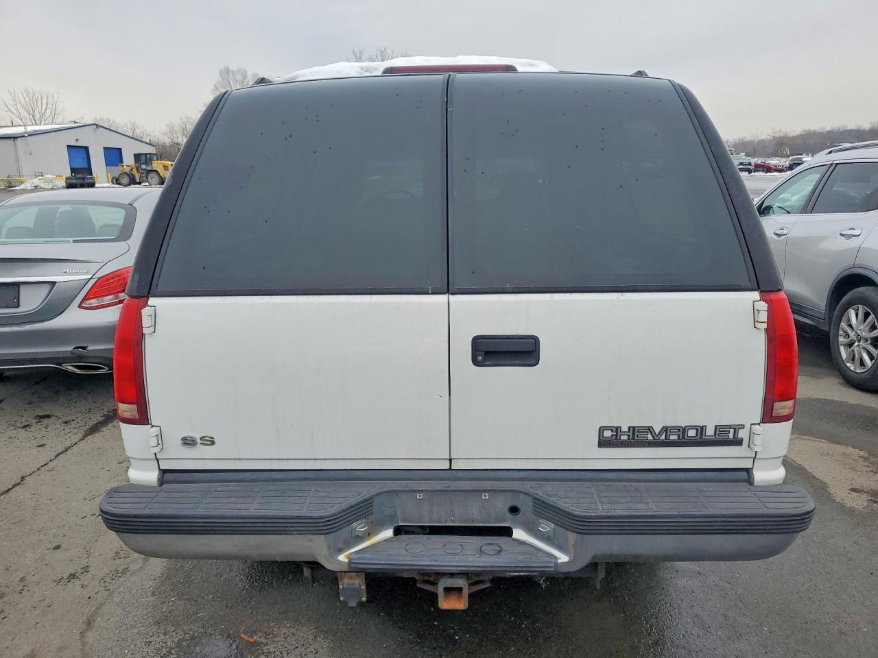 1998 Chevrolet Suburban C2500 White vin: 3GNGC26R4WG124565