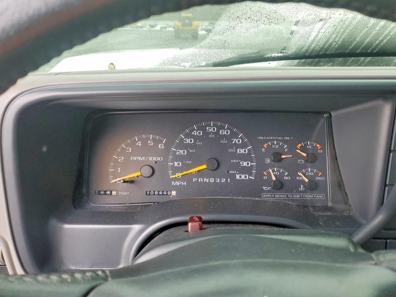 1998 Chevrolet Suburban C2500 White vin: 3GNGC26R4WG124565